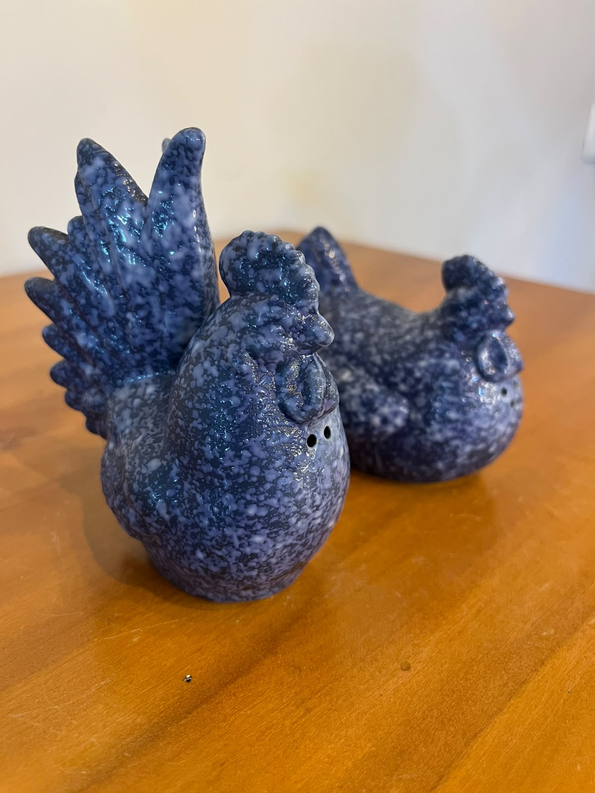 Dupla de aves decorativas em cerâmica azul mesclada – galo e galinha (saleiro e pimenteiro) 