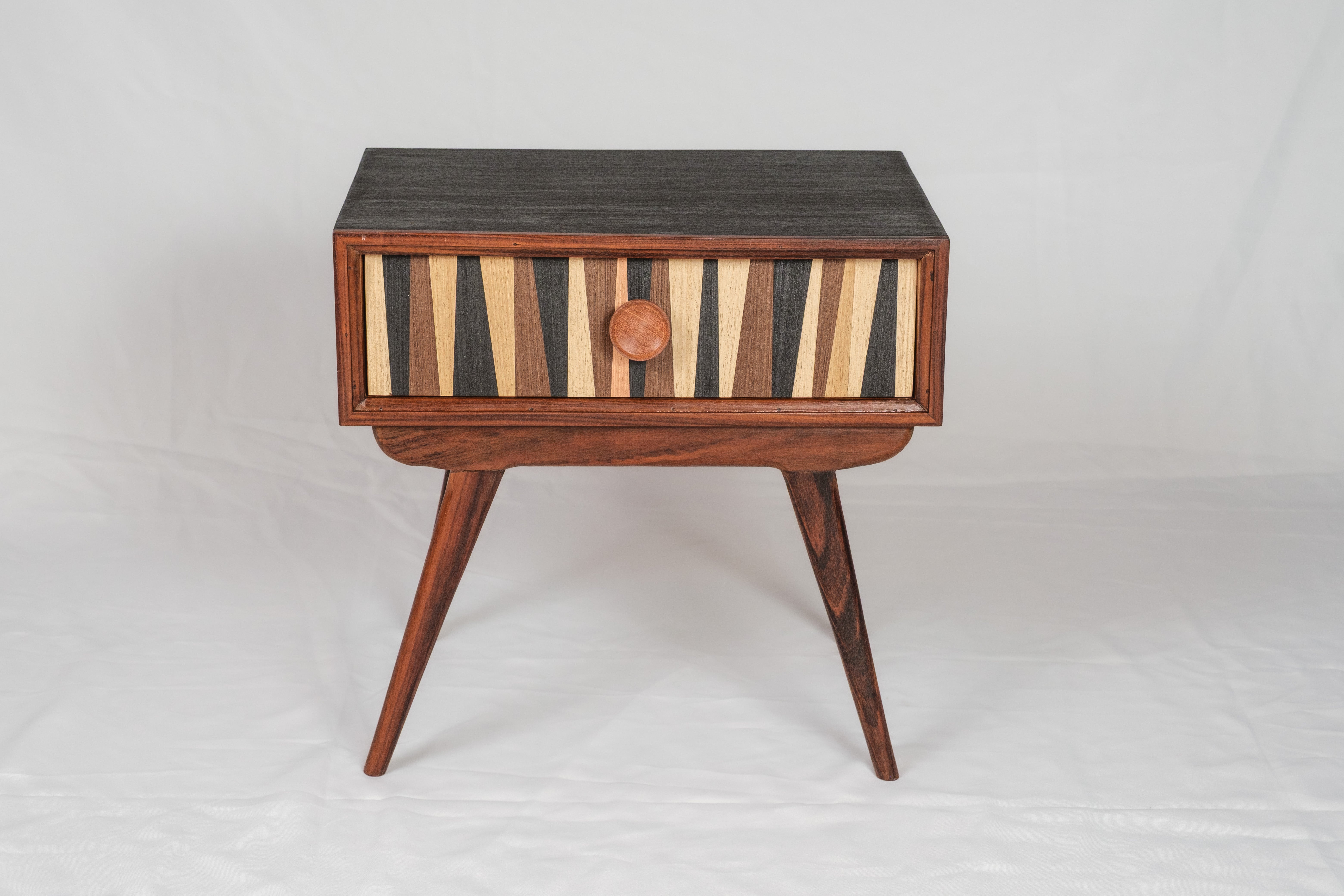 Mesa de Cabeceira Vintage com Marchetaria Geométrica e Ébano – Aurora