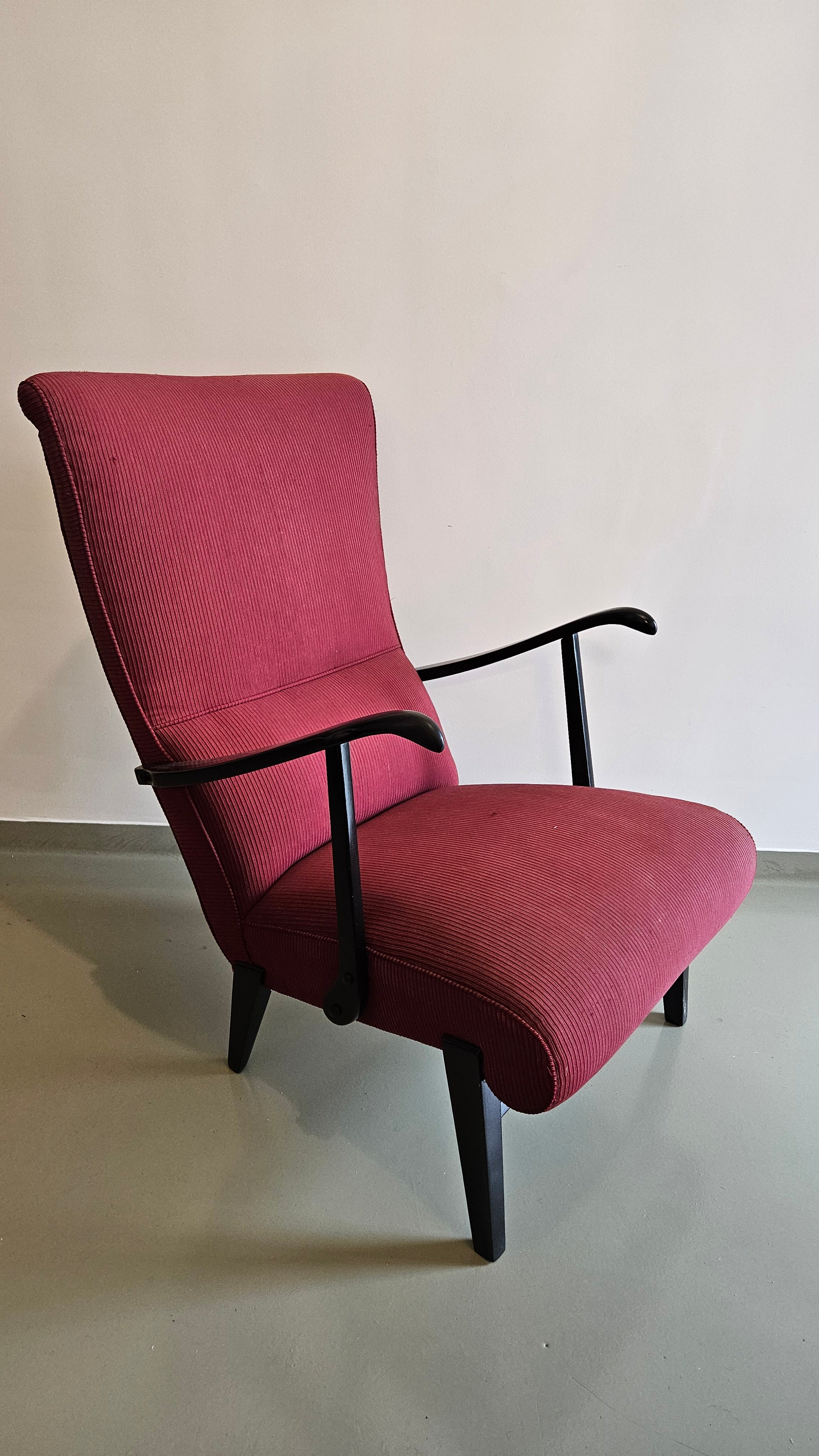 POLTRONA EM MADEIRA EBANIZADA DE ESPALDAR ALTO VERMELHA ANOS 50 