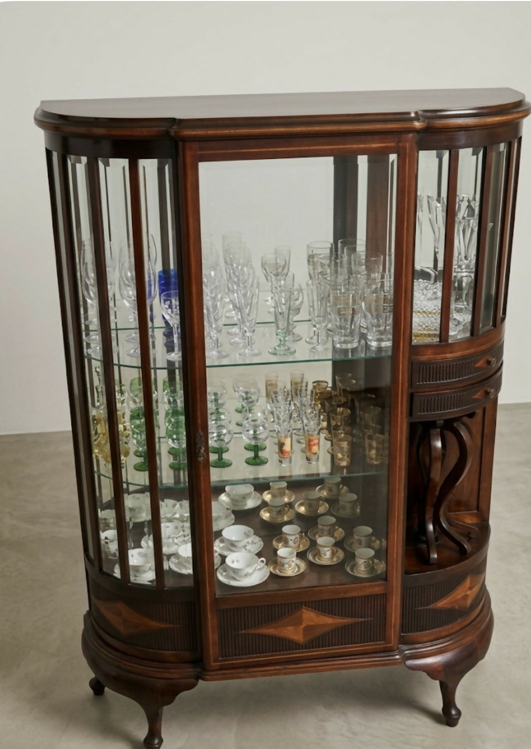 Cristaleira clássica em madeira de lei