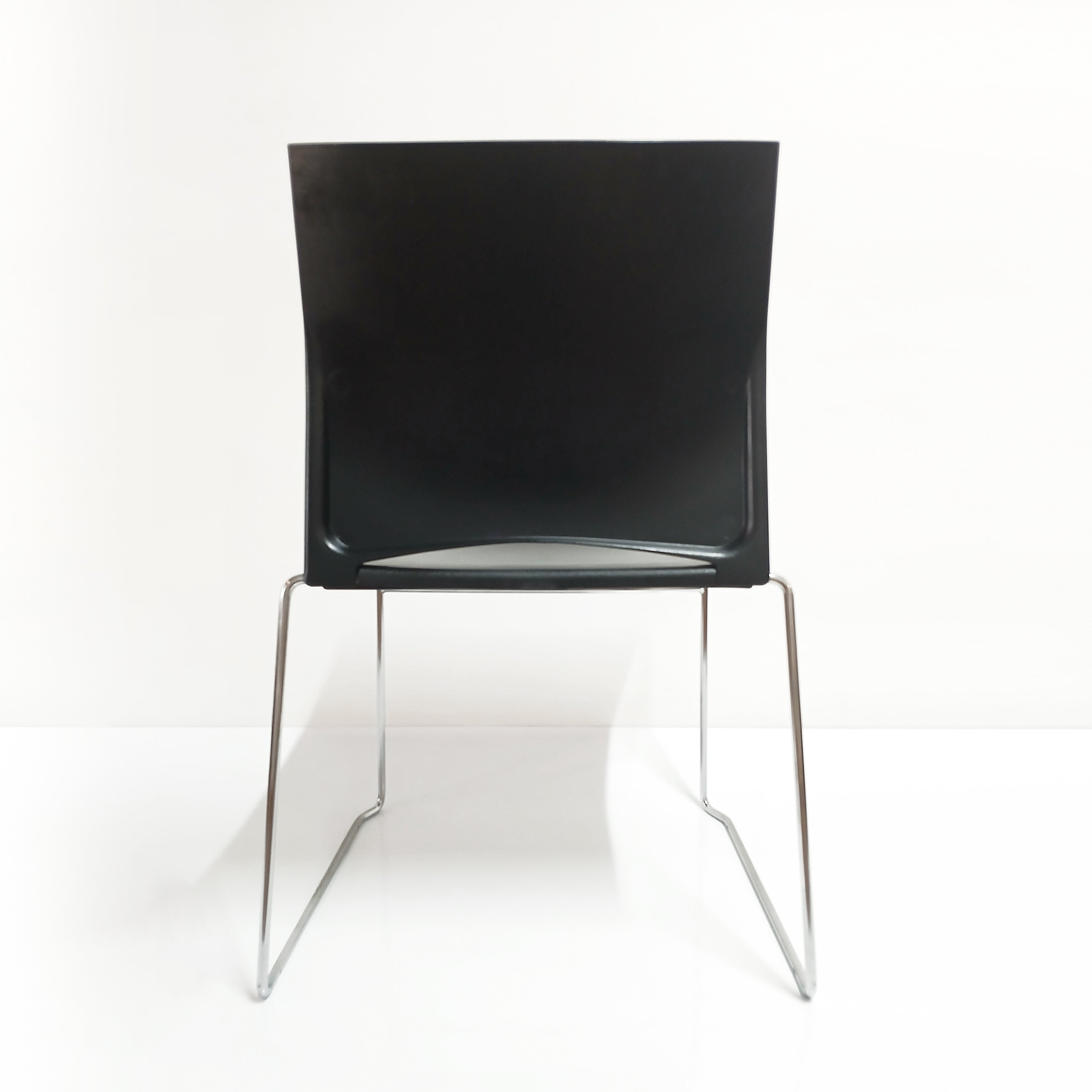 Par de cadeiras Pronta Stacking Chair preta da Herman Miller - Atribuída