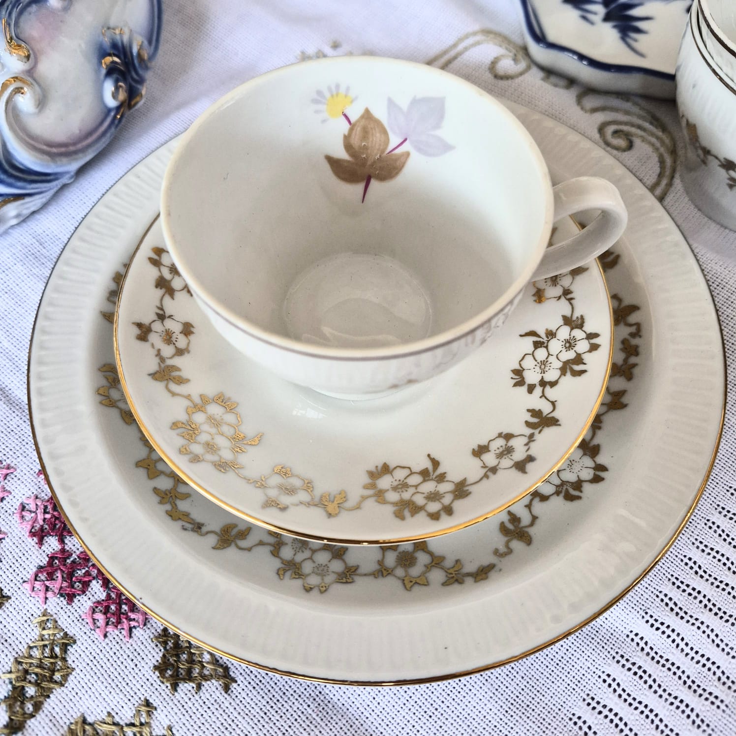  Trio para café (ou chá pequeno) em porcelana alemã Stadtlengsfeld, anos 60.