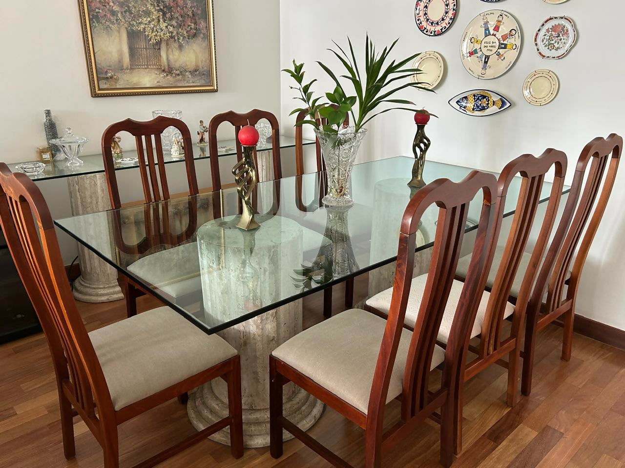 Mesa de jantar com tampo de vidro + base em mármore + 8 cadeiras + aparador