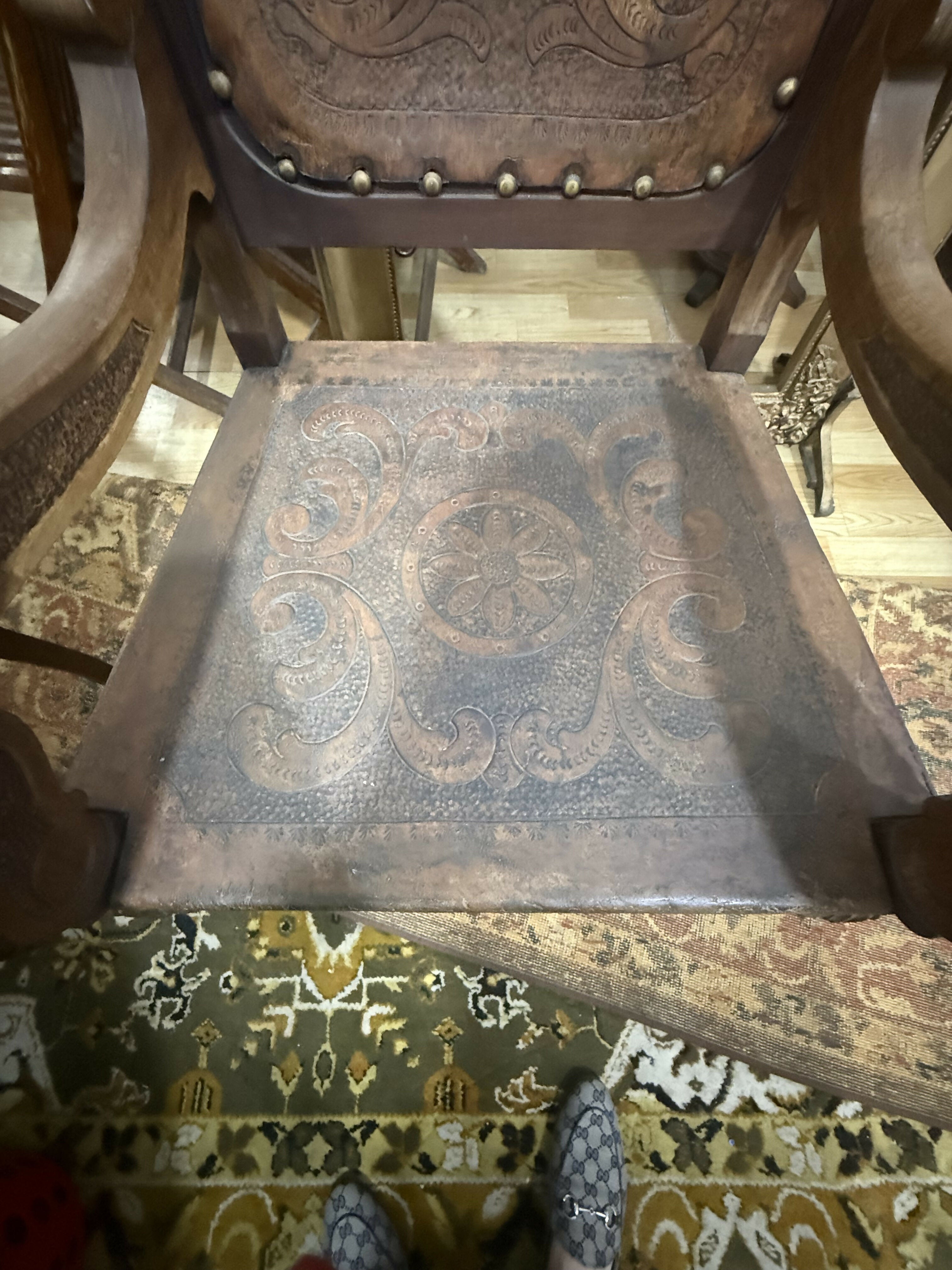 Cadeira de Honra Estilo Trono – Neo-Renascença – Final do Século XIX (c. 1890–1910) – Madeira Nobre &amp; Couro Lavrado Original ✨