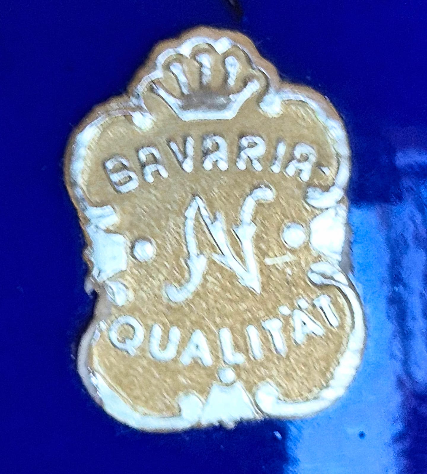 Bule em porcelana alemã da Bavária Franz Neukirchner, da década de 50 em estilo vitoriano,  com lindo floral,  acabamentos em azul cobalto e ouro. Todos feito à mão.