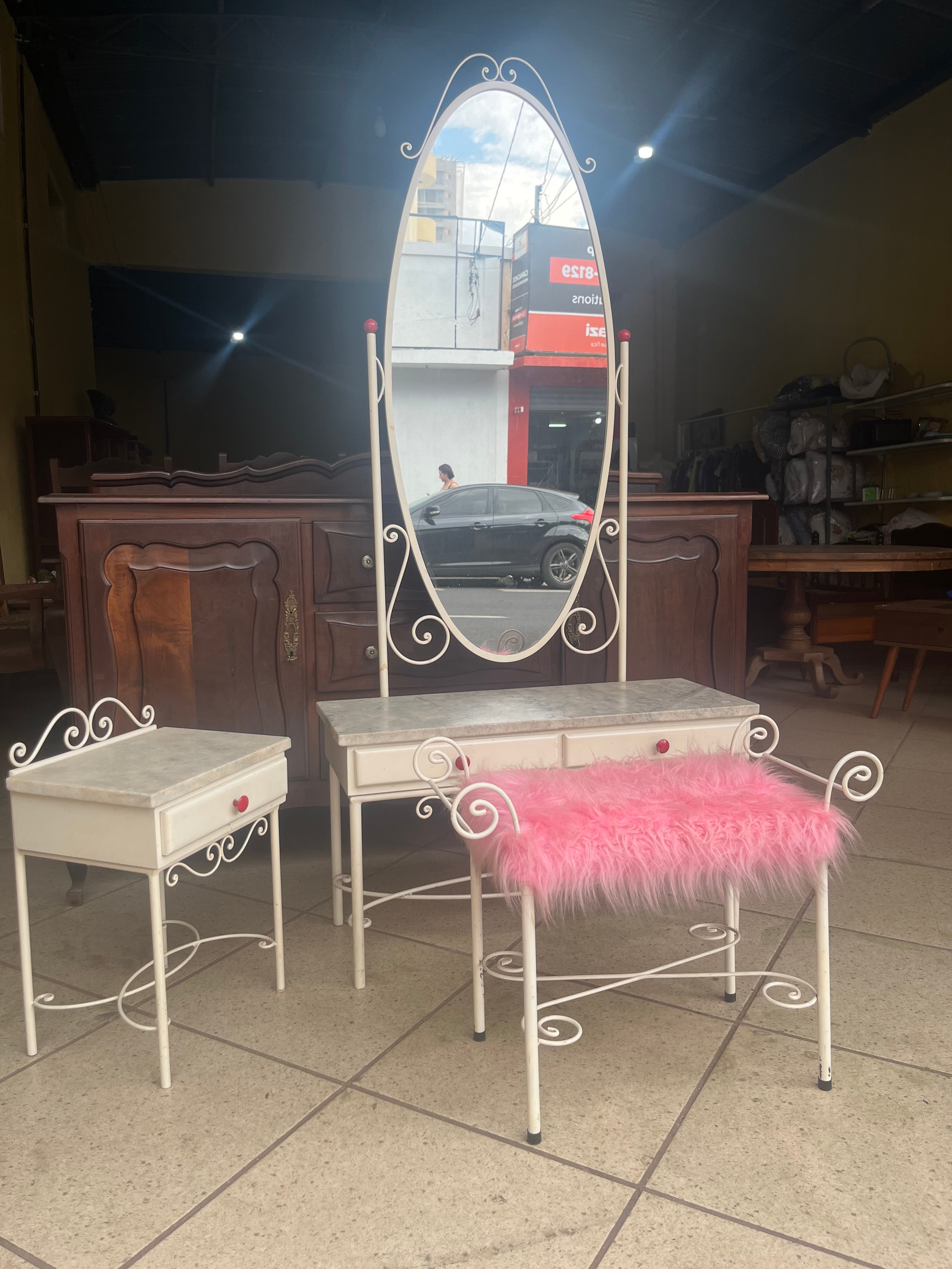 CONJUNTO DE PENTEADEIRA COM MESINHA E BANQUETA DE FERRO E MADEIRA ANTIGAS