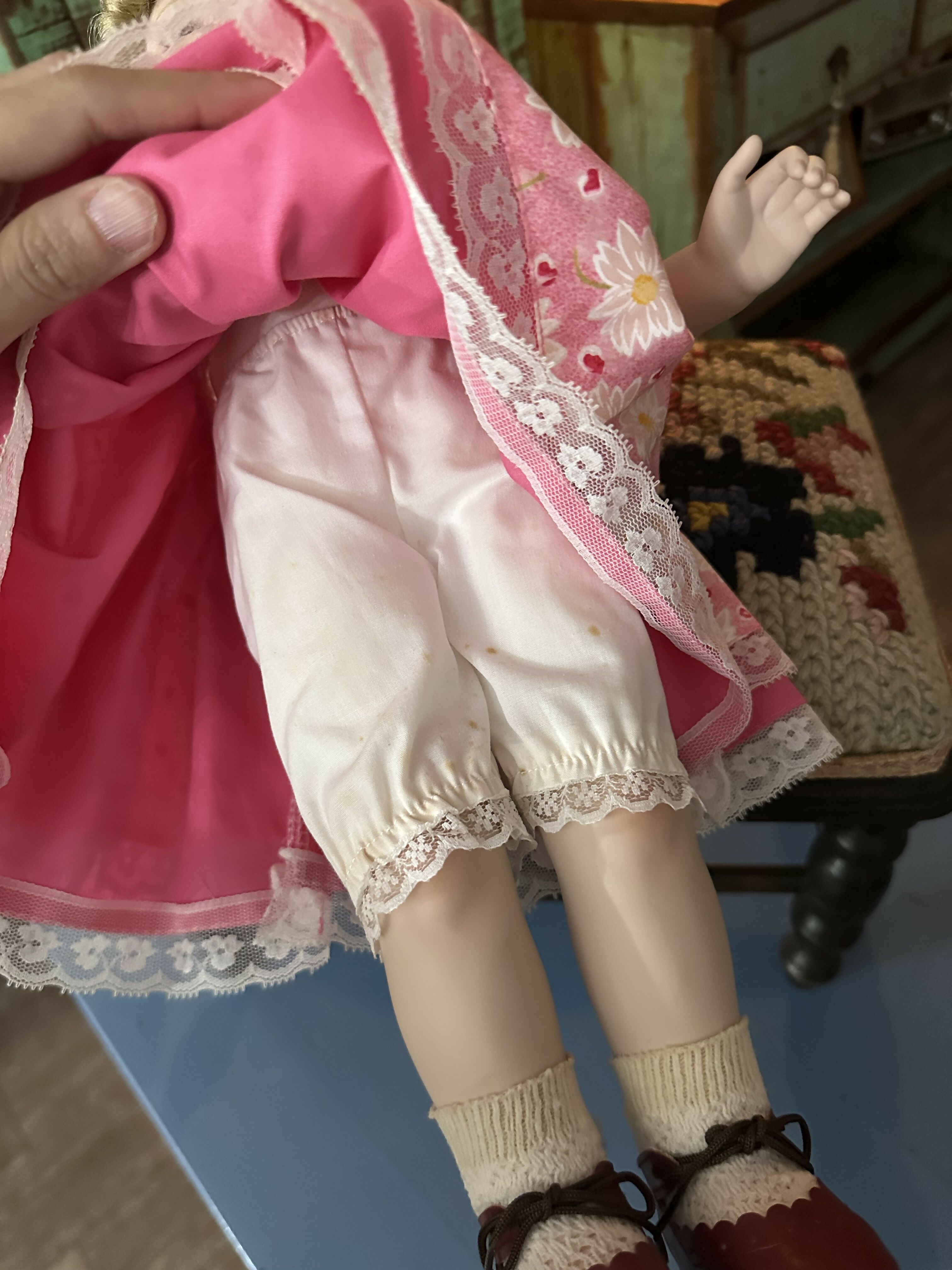 GLORIA LIVY - PORCELANA - GERMANY - Boneca alemã de coleção Cherry- Artisan