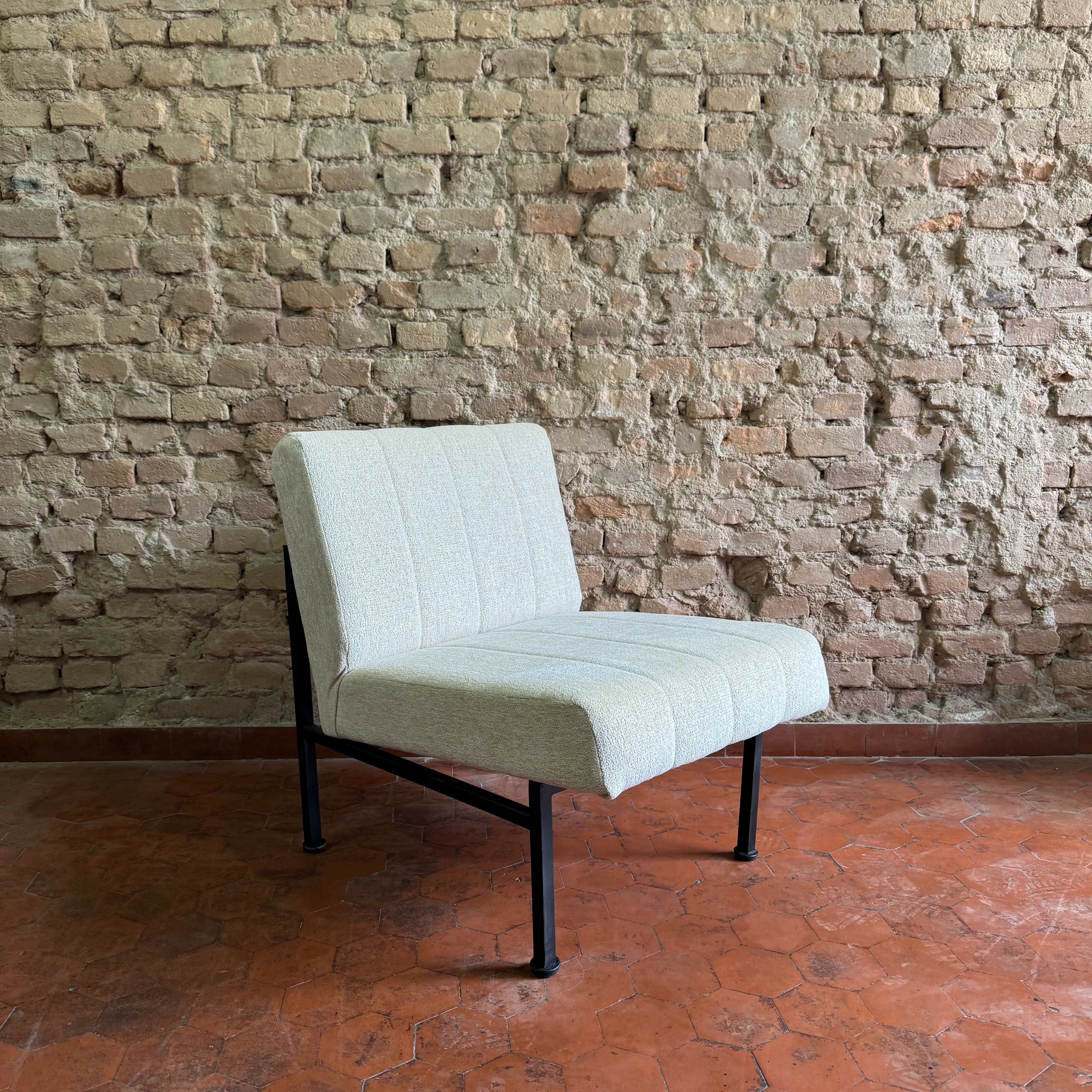 Poltrona antiga em linhão off White - restaurada