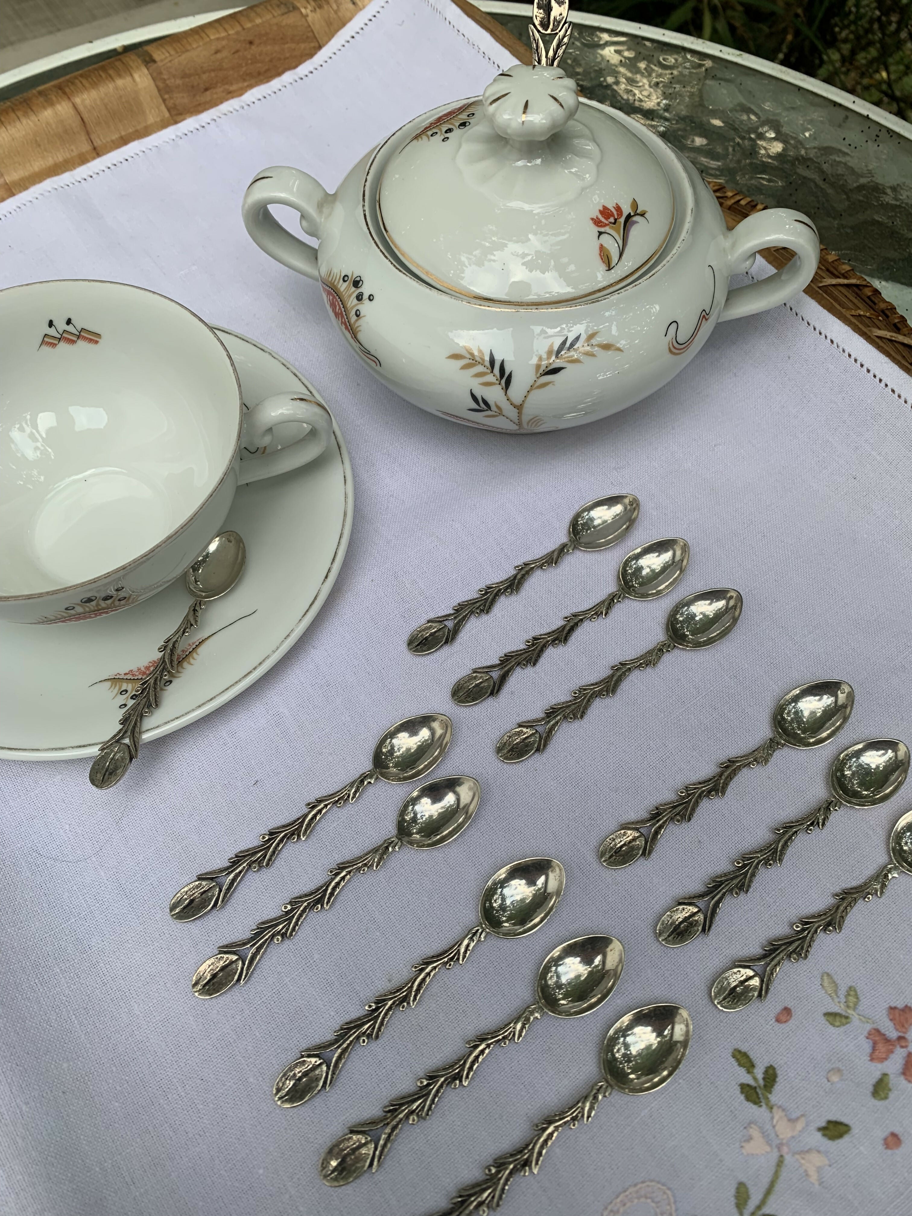 Conjunto de 12 colheres de café e açucareiro em prata