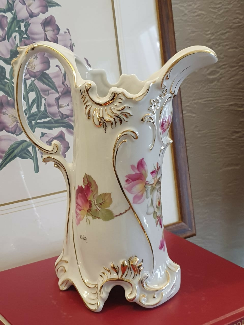 Jarra linda em porcelana vitrificada Teixeira, estilo isabelino, anos 50.