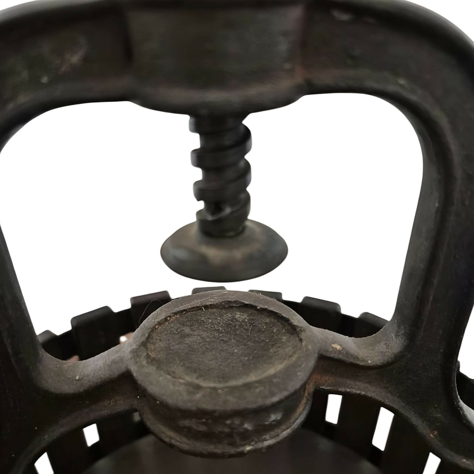 Quebra nozes em madeira nobre ripada e ferro fundido .