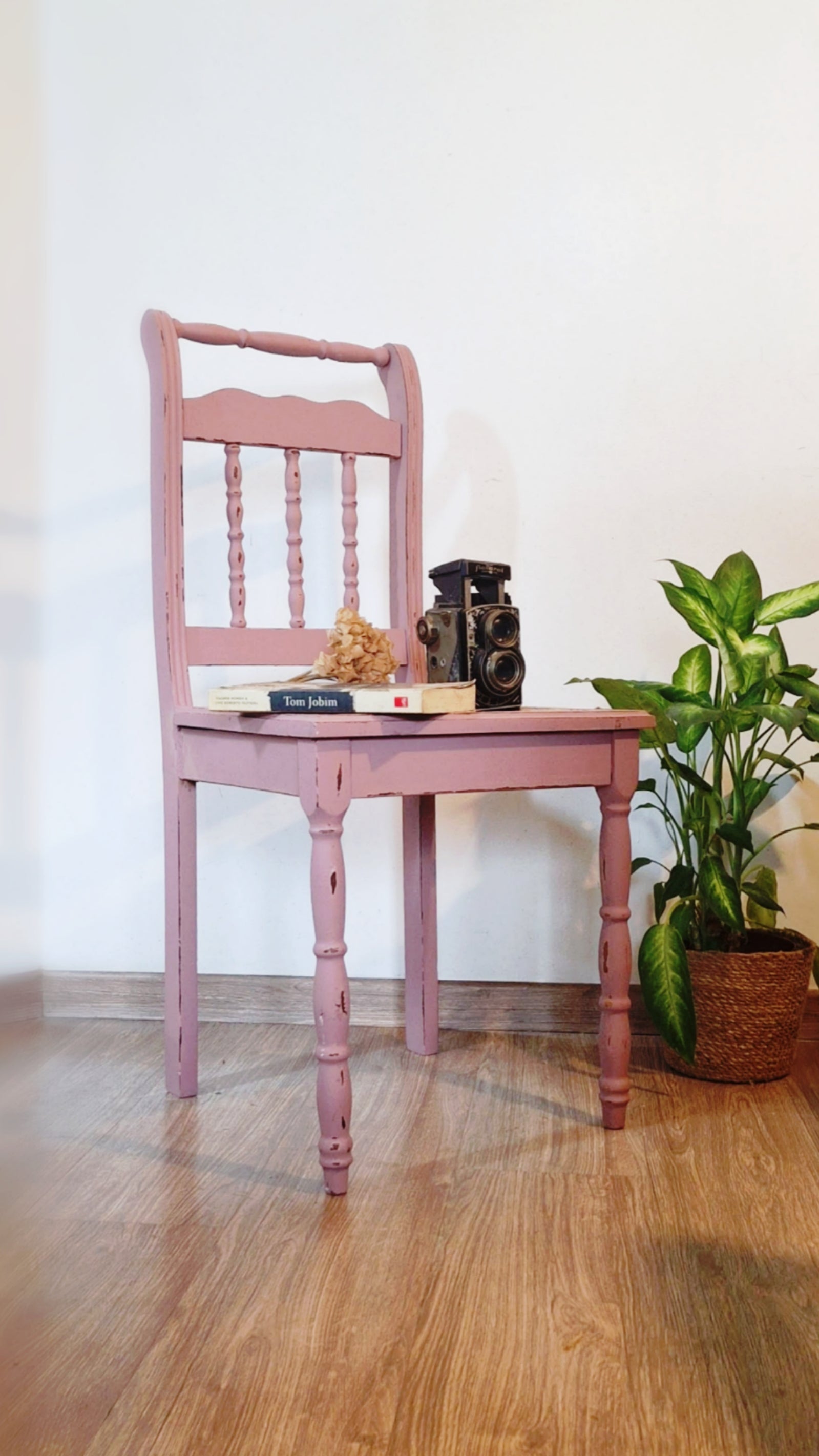 Cadeira palhinha pintada em cor pastel rosada 