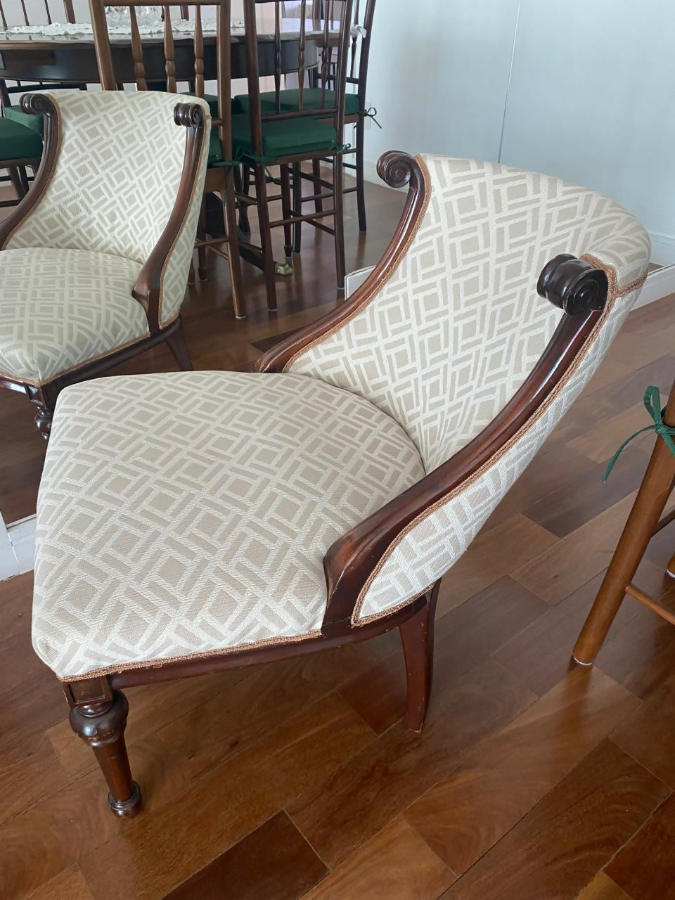 Poltrona Antiga madeira maciça reformada compacta