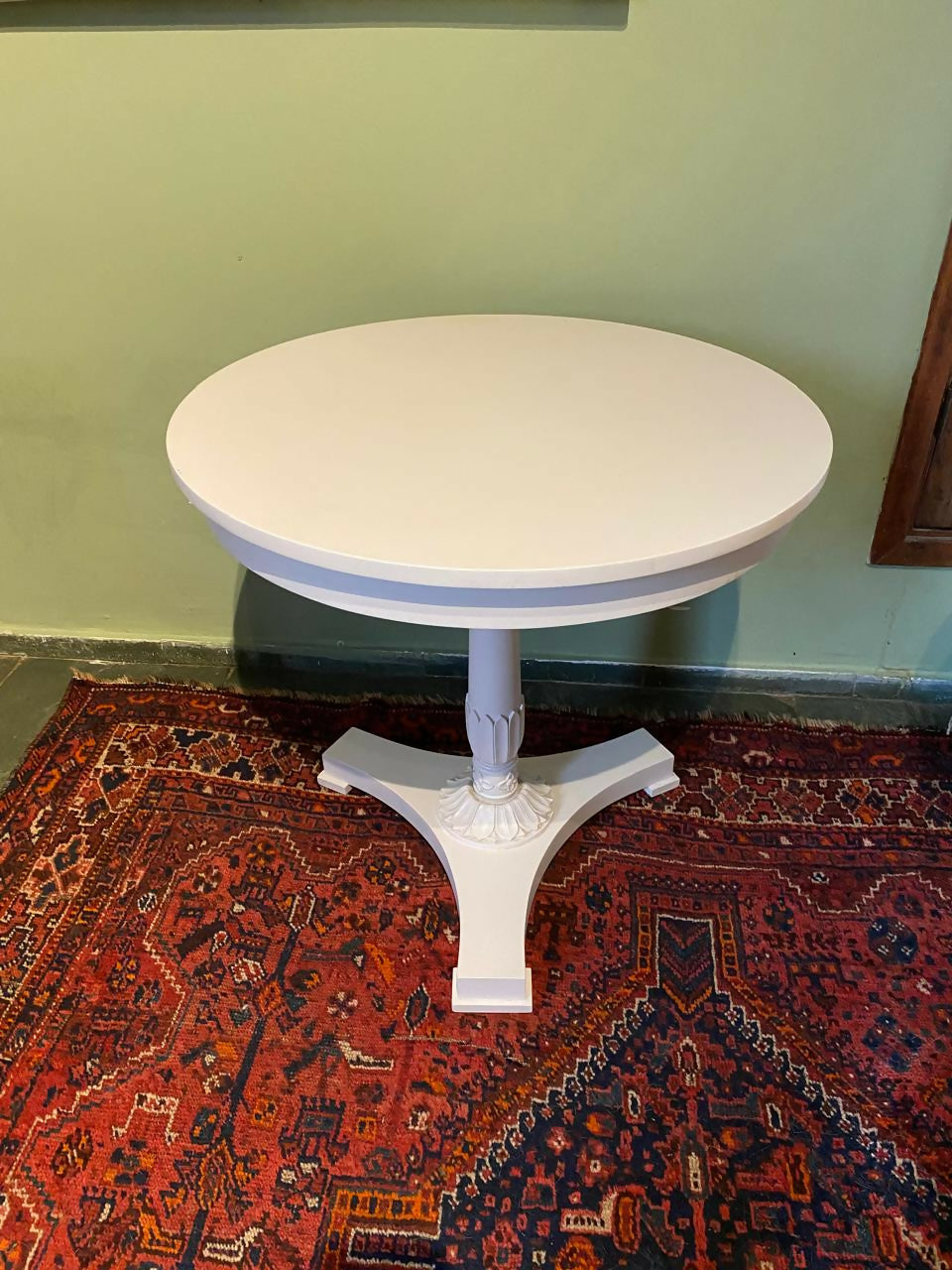 Mesa lateral em madeira com pintura branca