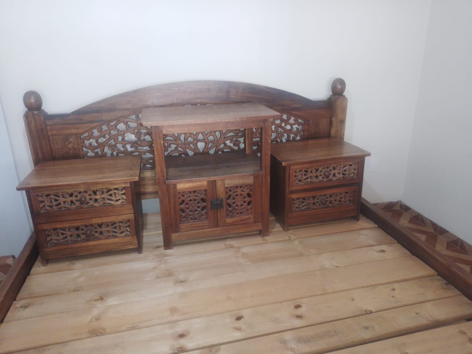 Jogo de quarto: Cama King, 2 mesinhas de cabeceira, um aparador e um espelho.Tudo antigo,entalhado à mão e em perfeito estado!