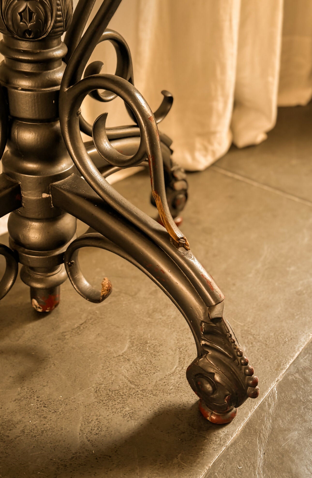 Aparador Thonet com tampo de mármore