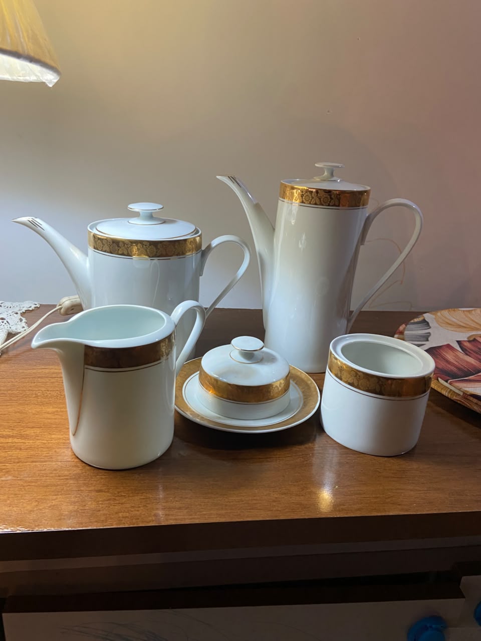 Conjunto de Chá e Café Porcelana Real com friso dourado e detalhes florais 