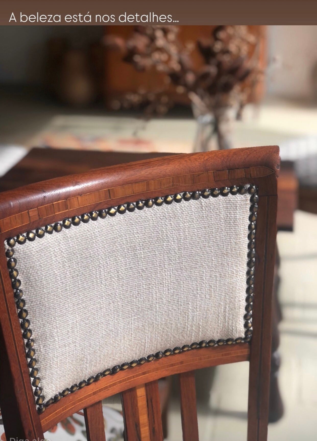 Namoradeira / Canapé em estilo Art Déco com estofado claro com tachinhas