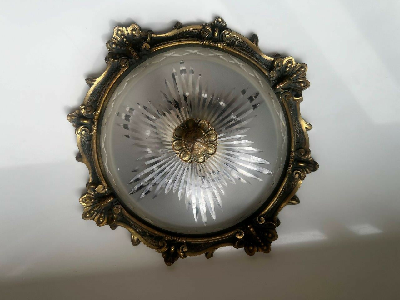 Lustre de teto de bronze e vidro decorado