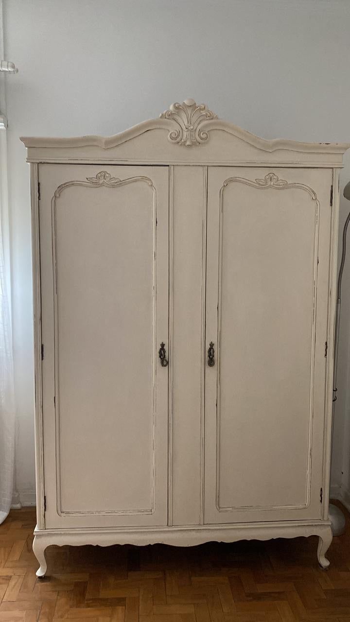 Armário Provençal em Madeira pintado em cor clara  (2 portas) 