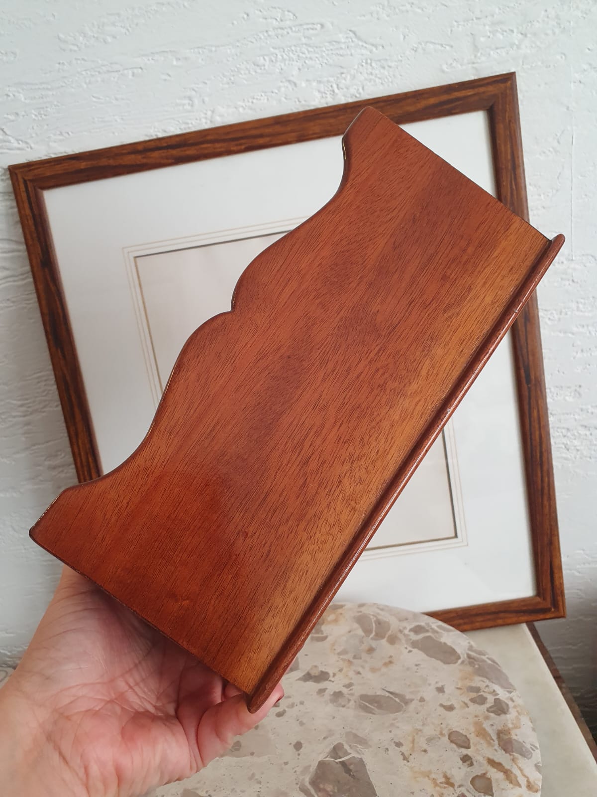 Porta envelopes e cartas em madeira nobre (provavelmente mogno) envernizada. Peça inglesa,  de meados do séc XX