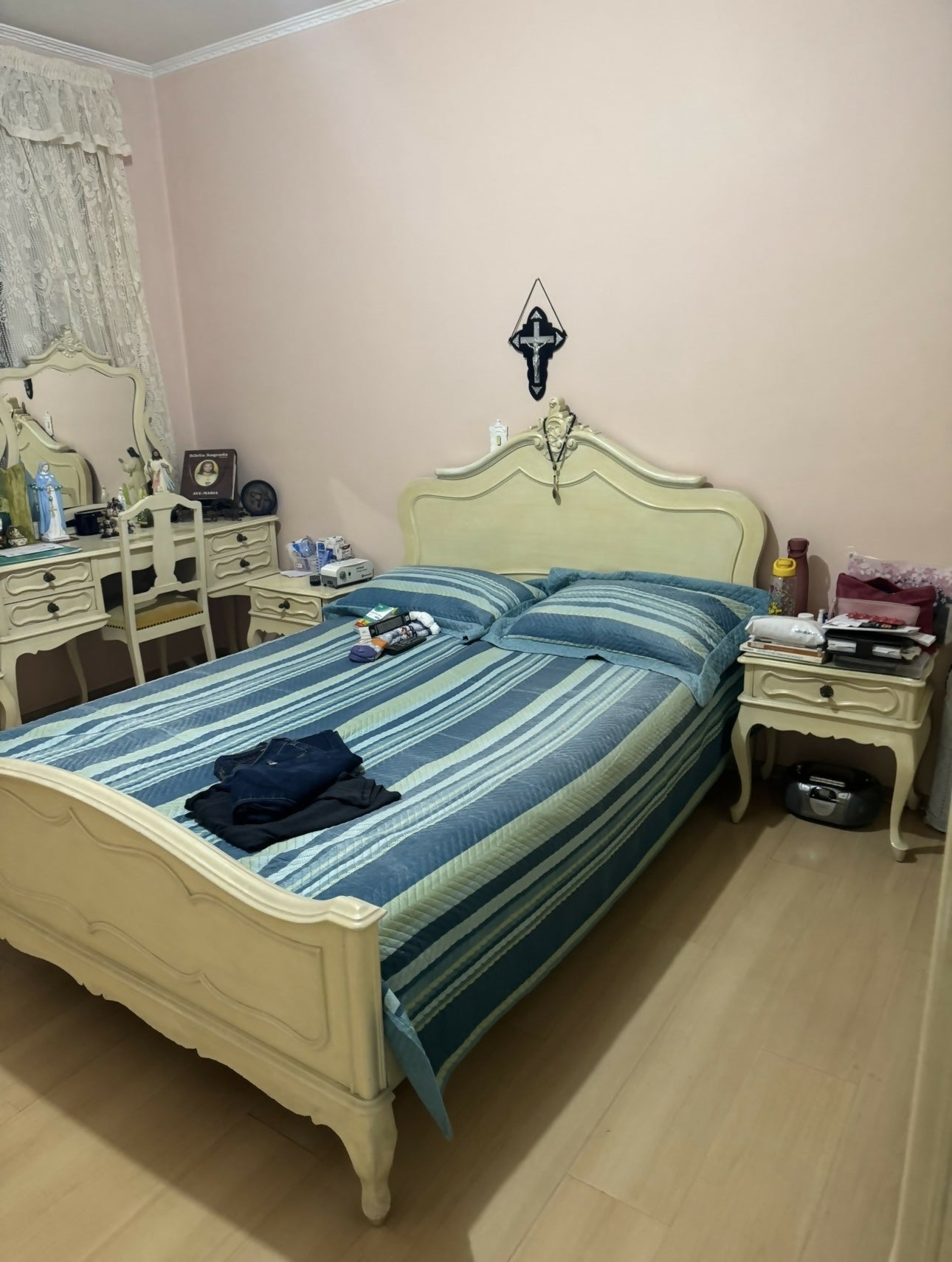 Cama de Casal Provençal em Madeira Maciça Patinada à Mão | Peça Artesanal e Atemporal