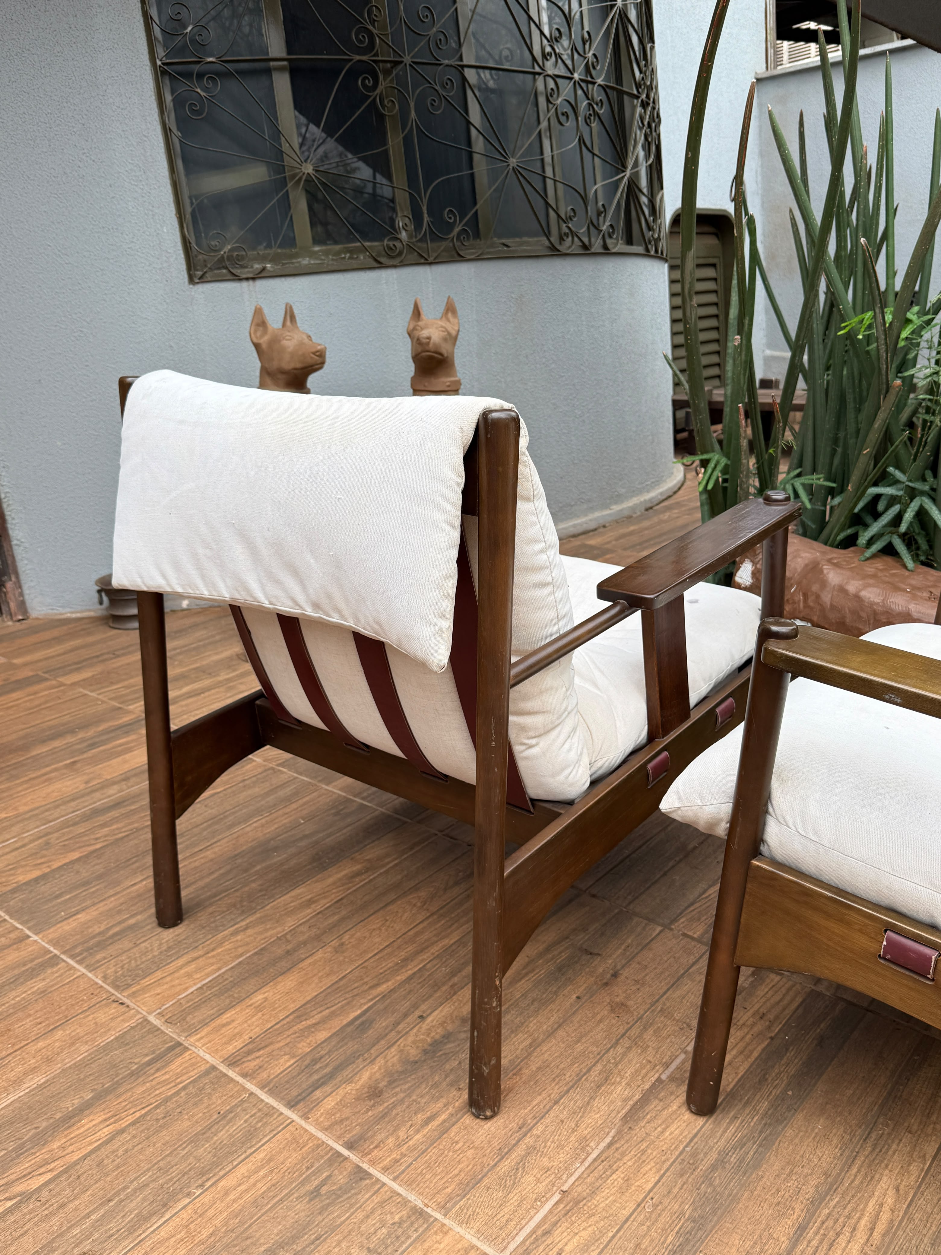 Par de Poltronas Design com estrutura em madeira e estofado claro com percinta