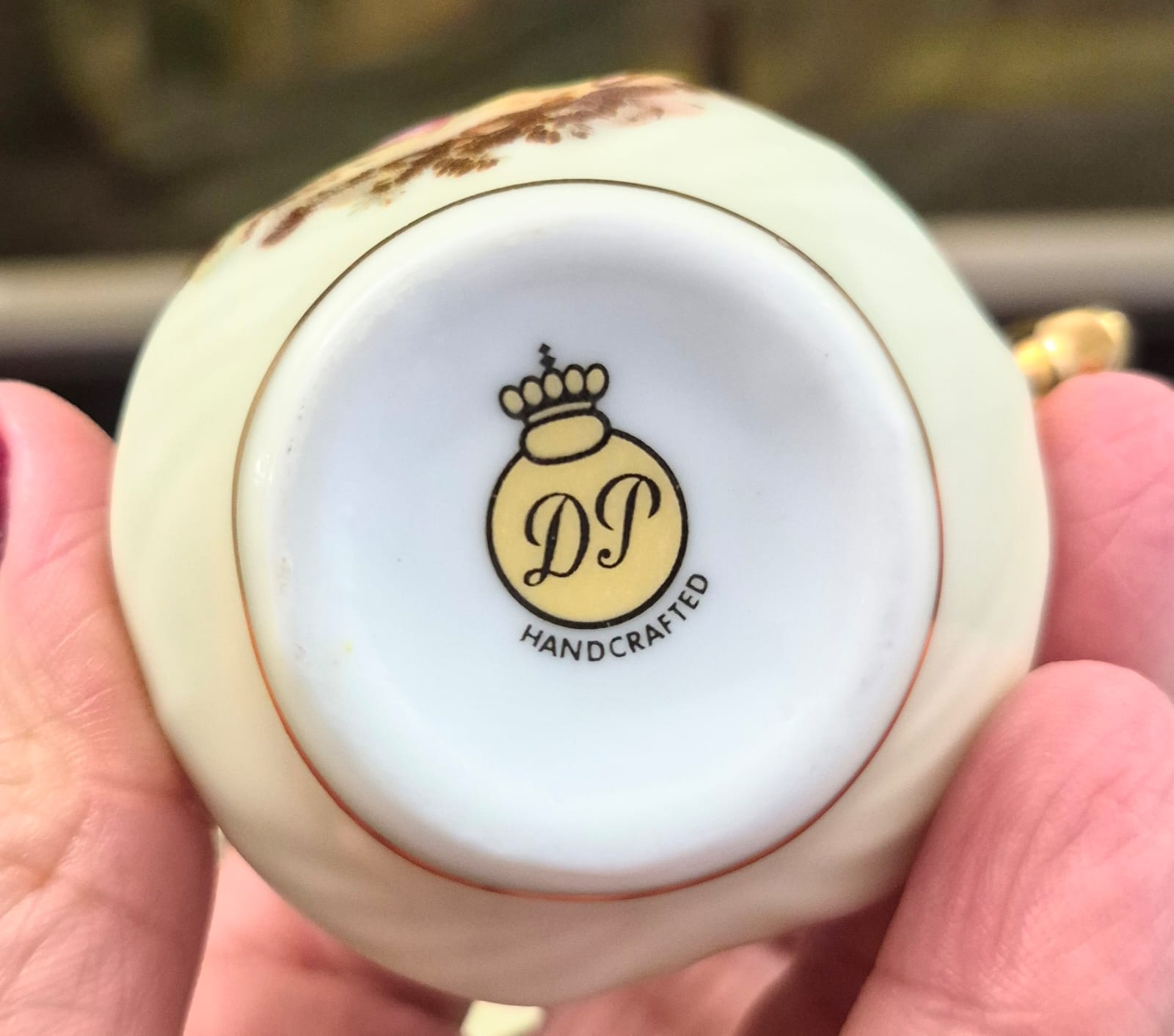 Conjunto de 5 xícaras para café em porcelana vintage maravilhosa DP, com linda cena galante e douração à ouro impecável. Uma lindeza!