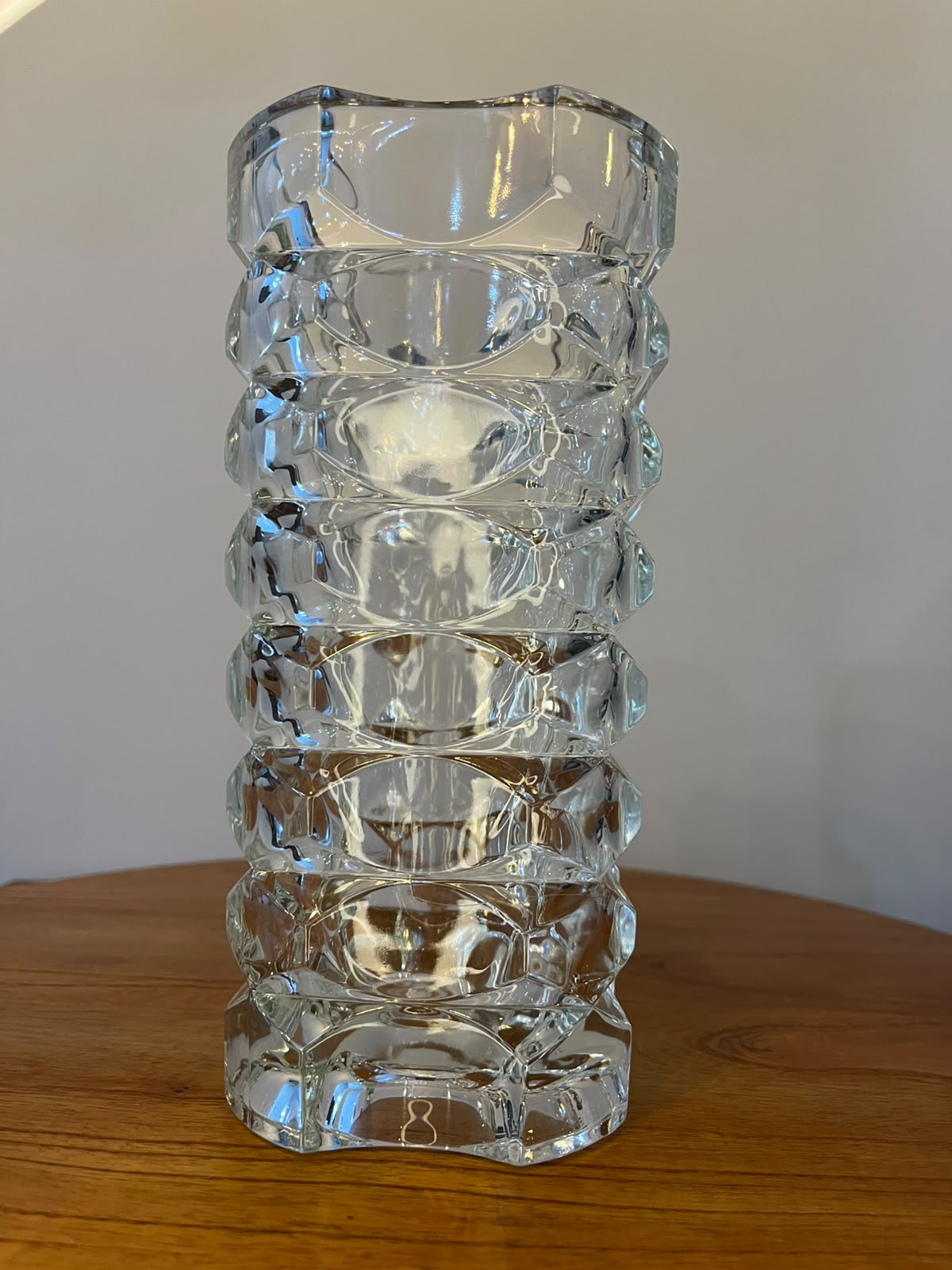 Vaso em cristal francês transparente com relevos geométricos em formato quadrangular (24,5 cm) 