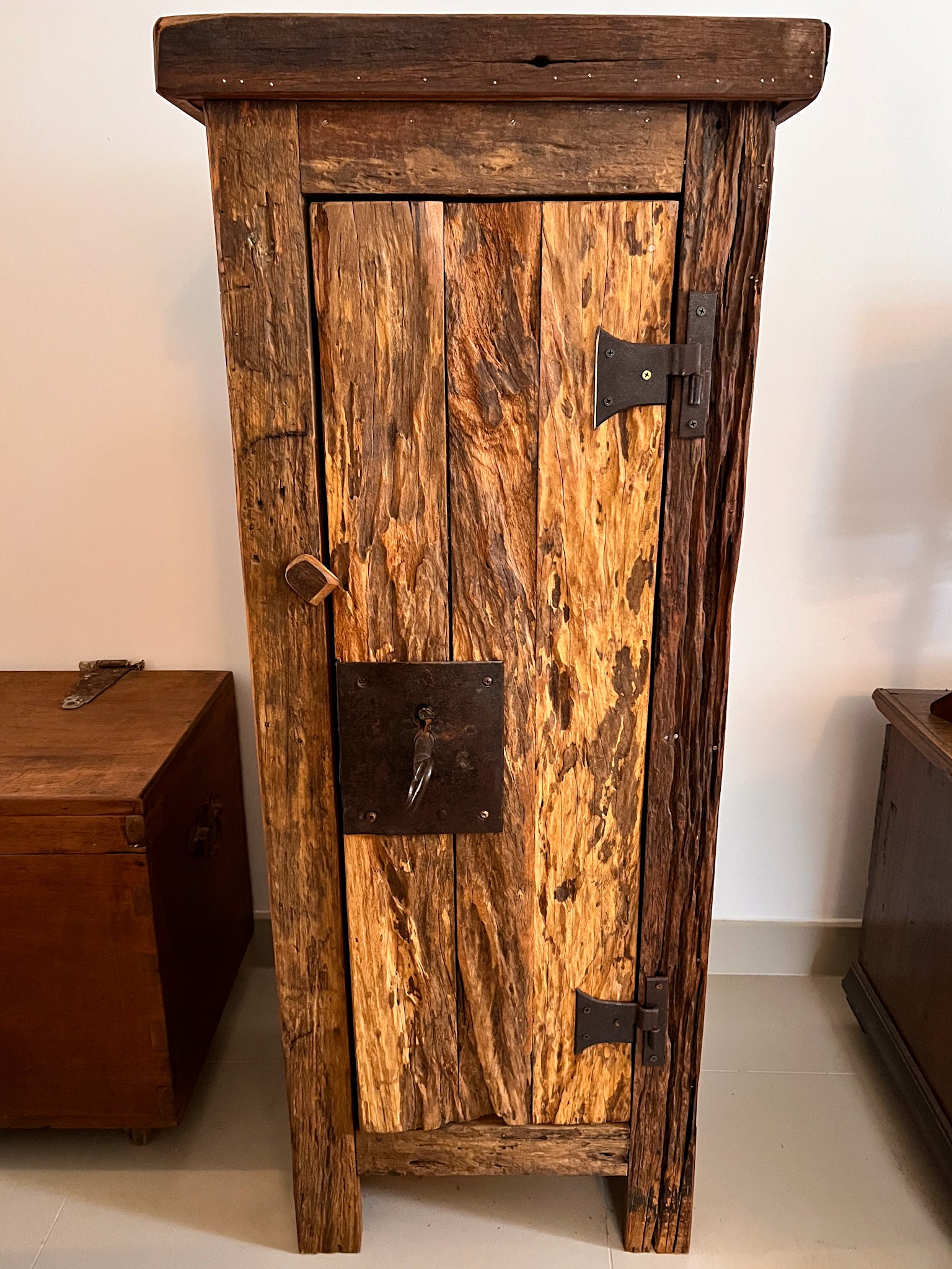 Armário antigo de fazenda estilo colonial brasileiro