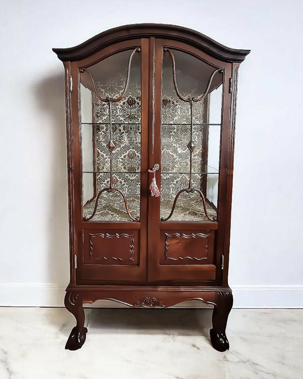 Vitrine em madeira nobre estilo Chippendale