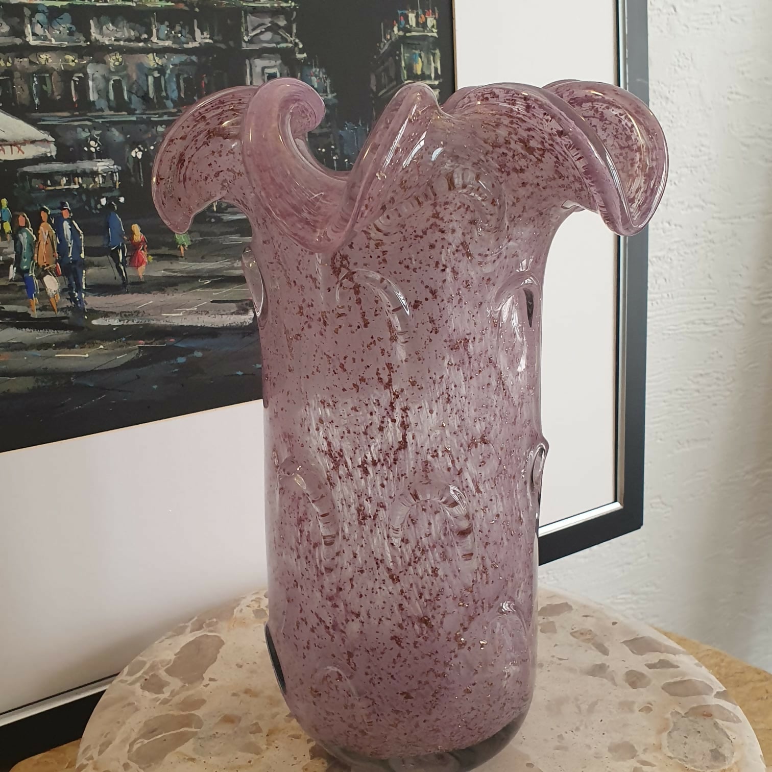 Vaso em vidro Murano Malva, decorado com partículas de ouro com relevos e borda ondulada. Perfeito estado!