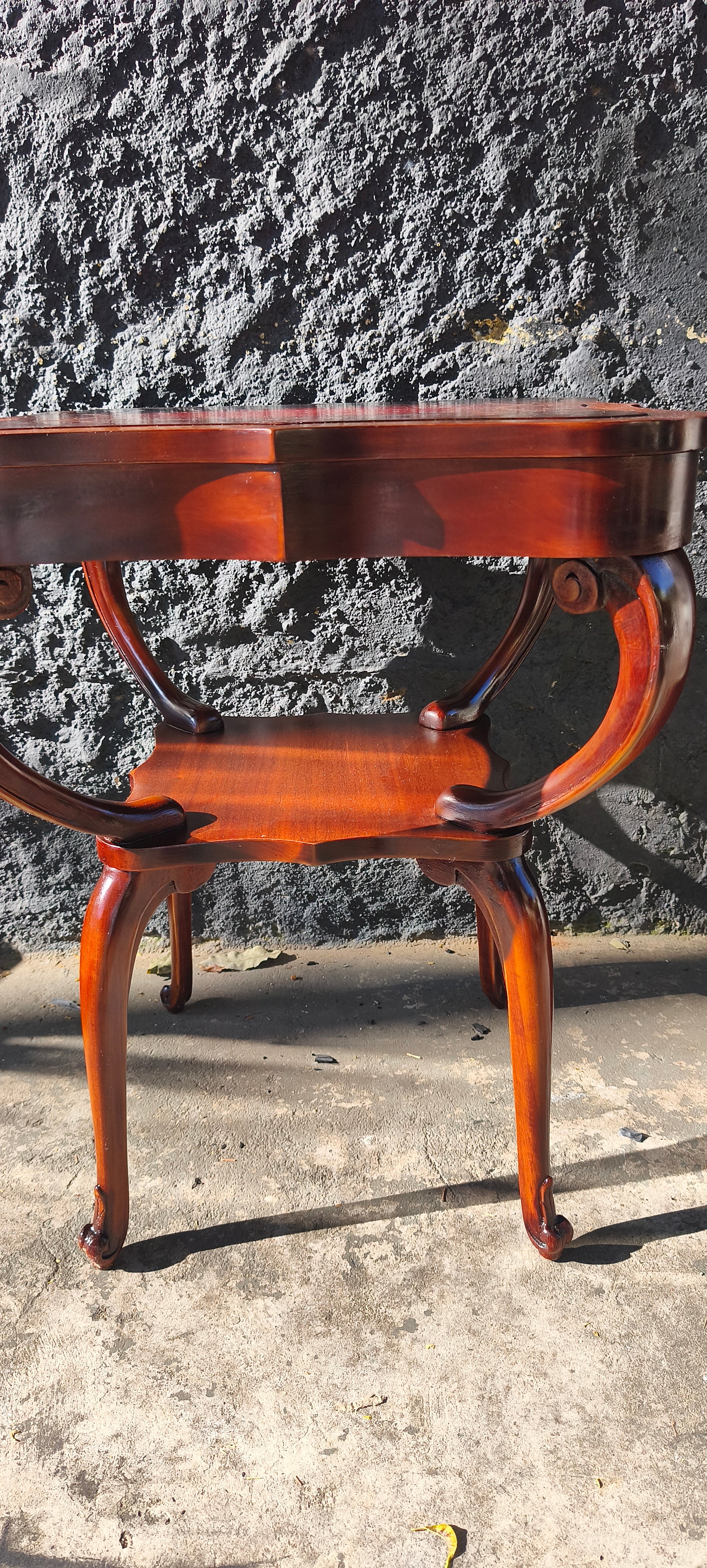 Mesa auxiliar quadrada com tampo em couro vermelho com detalhes florais e pernas torneadas