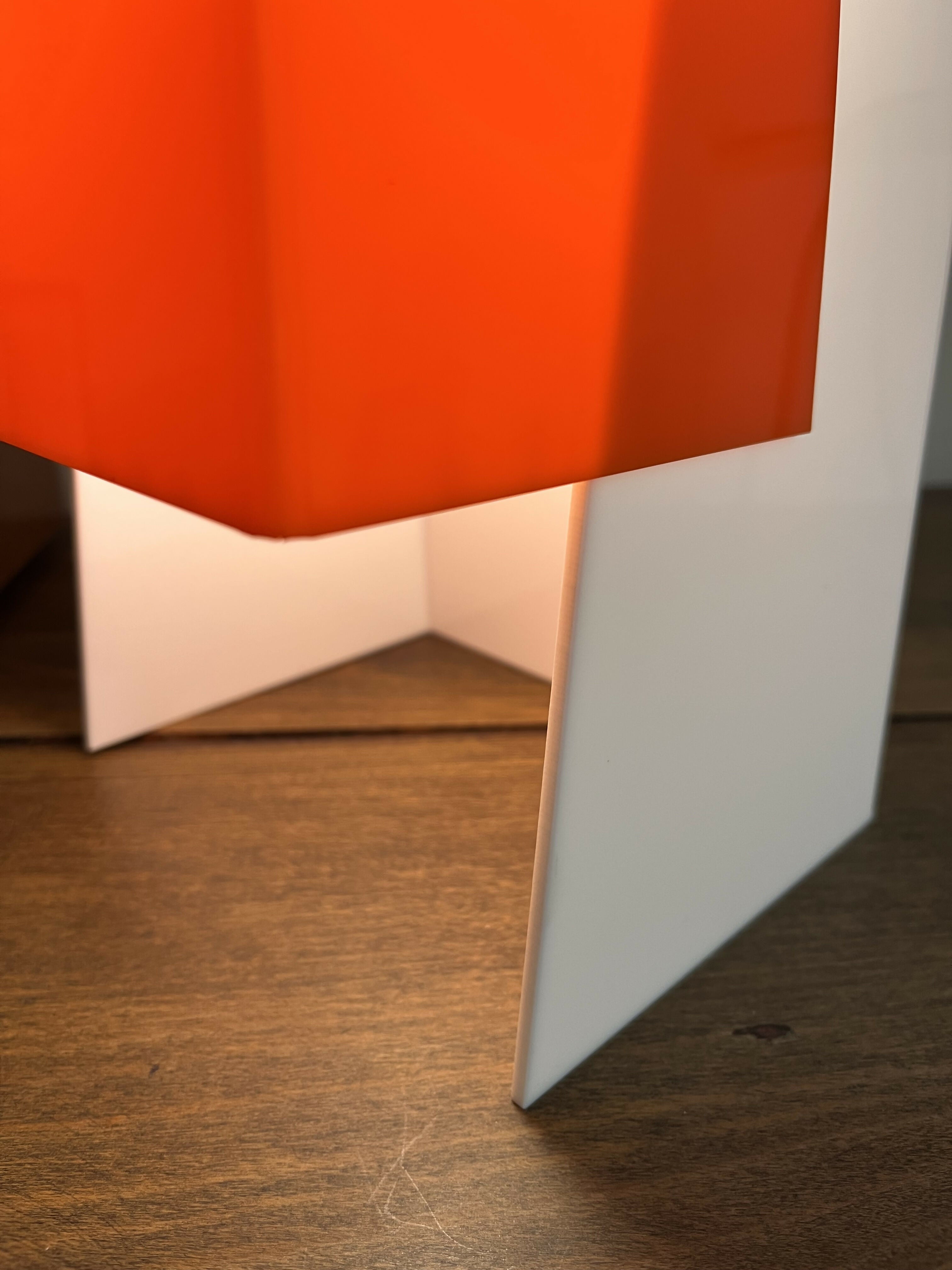 Luminária de mesa acrílico laranja