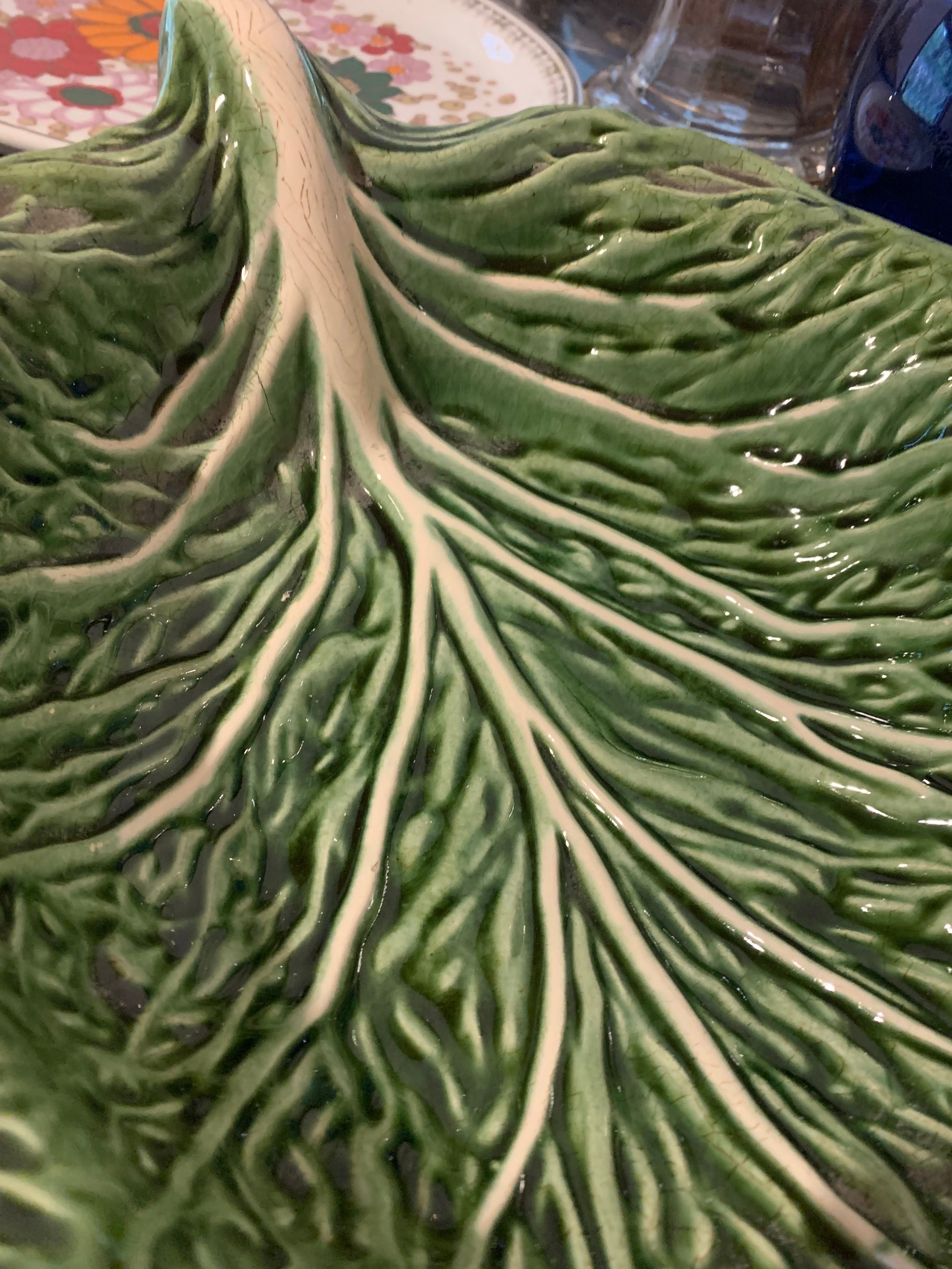 Linda travessa antiga em faiança Fábrica Holandesa - Cerâmica Nara em forma de folha verde 