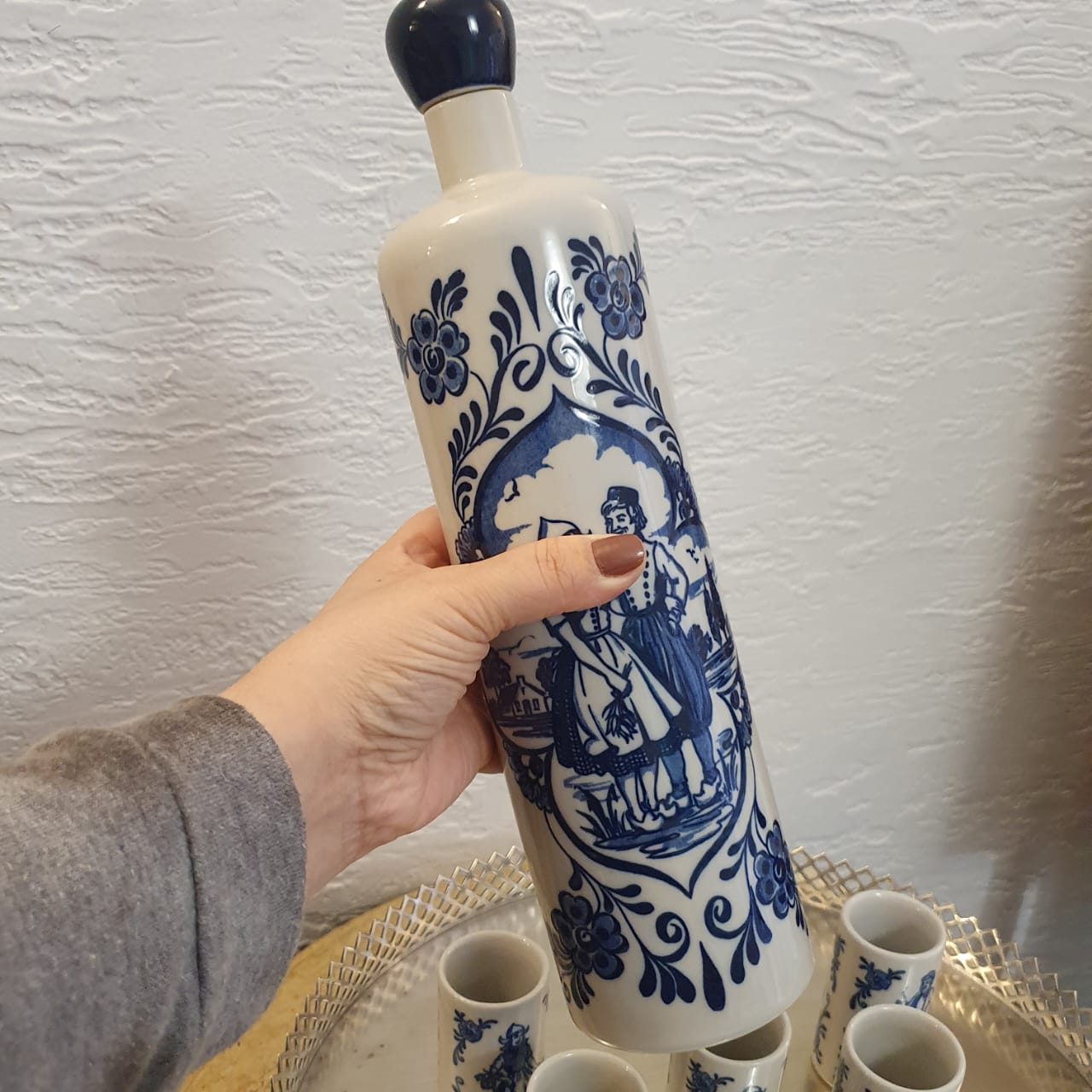 Garrafa licoreira com 6 copinhos em porcelana Ceramarte azul e branco com pintura holandesa, modelo: holandês. 