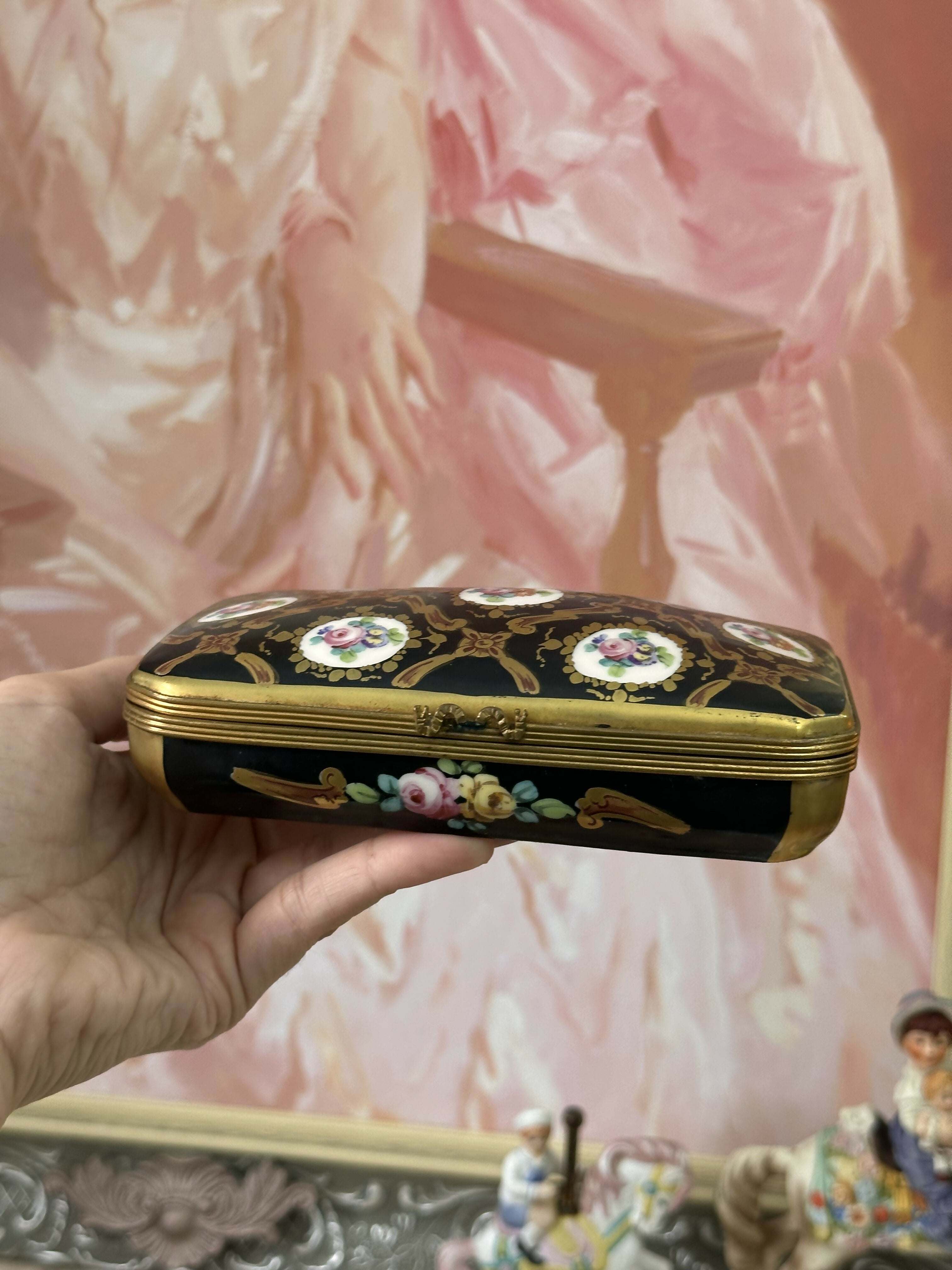 Espetáculo e maravilhosa antiga caixa porta-joias de porcelana francesa toda pintada à mão com flores delicadas