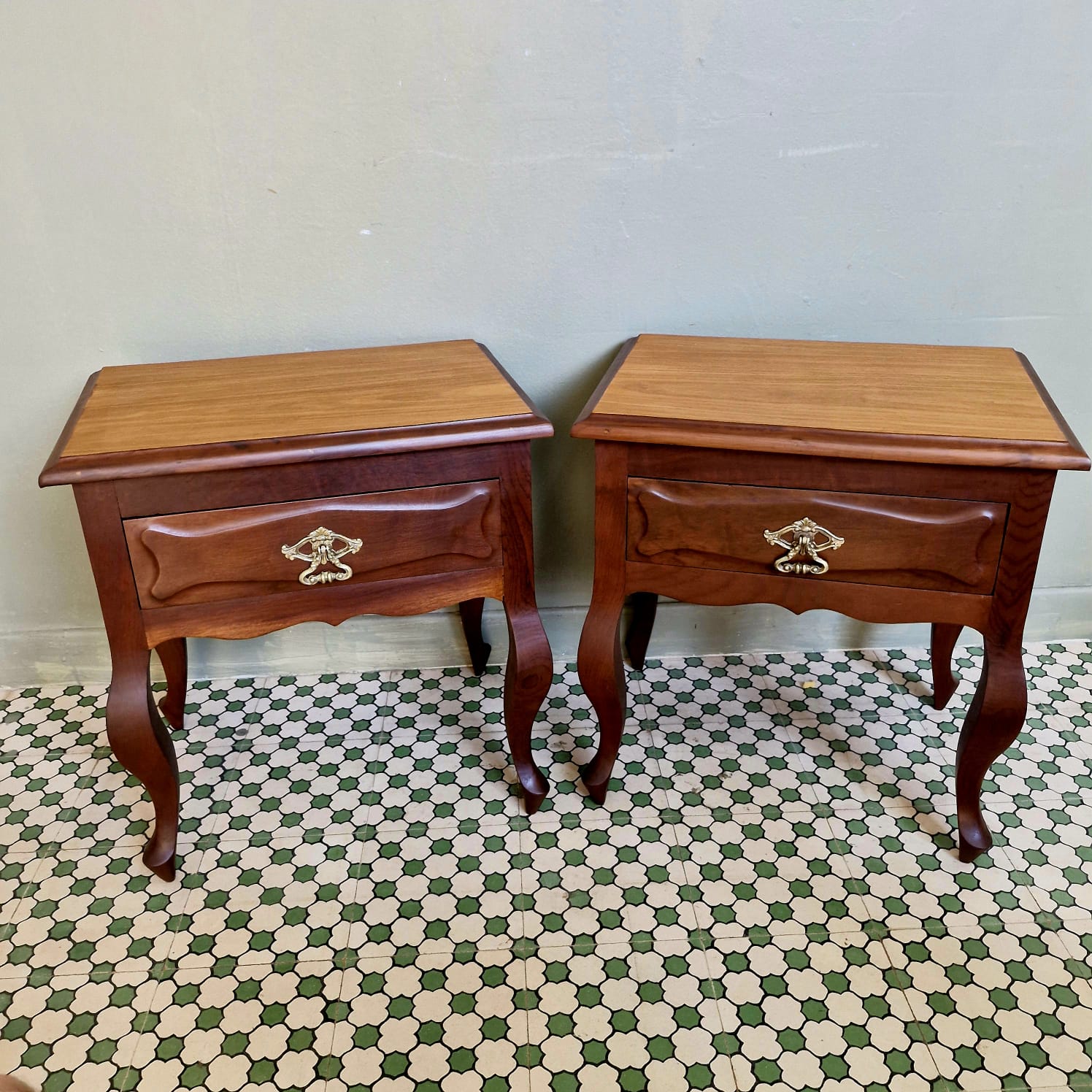 Par de Mesinha de cabeceira provençal com gaveta 