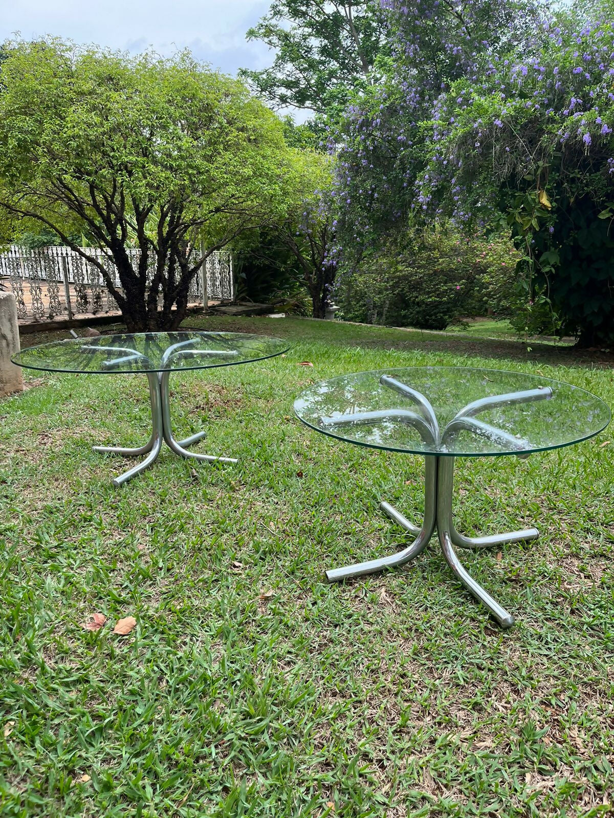 Conjunto de mesinhas de centro e lateral, design de Geraldo de Barros da Hobjeto