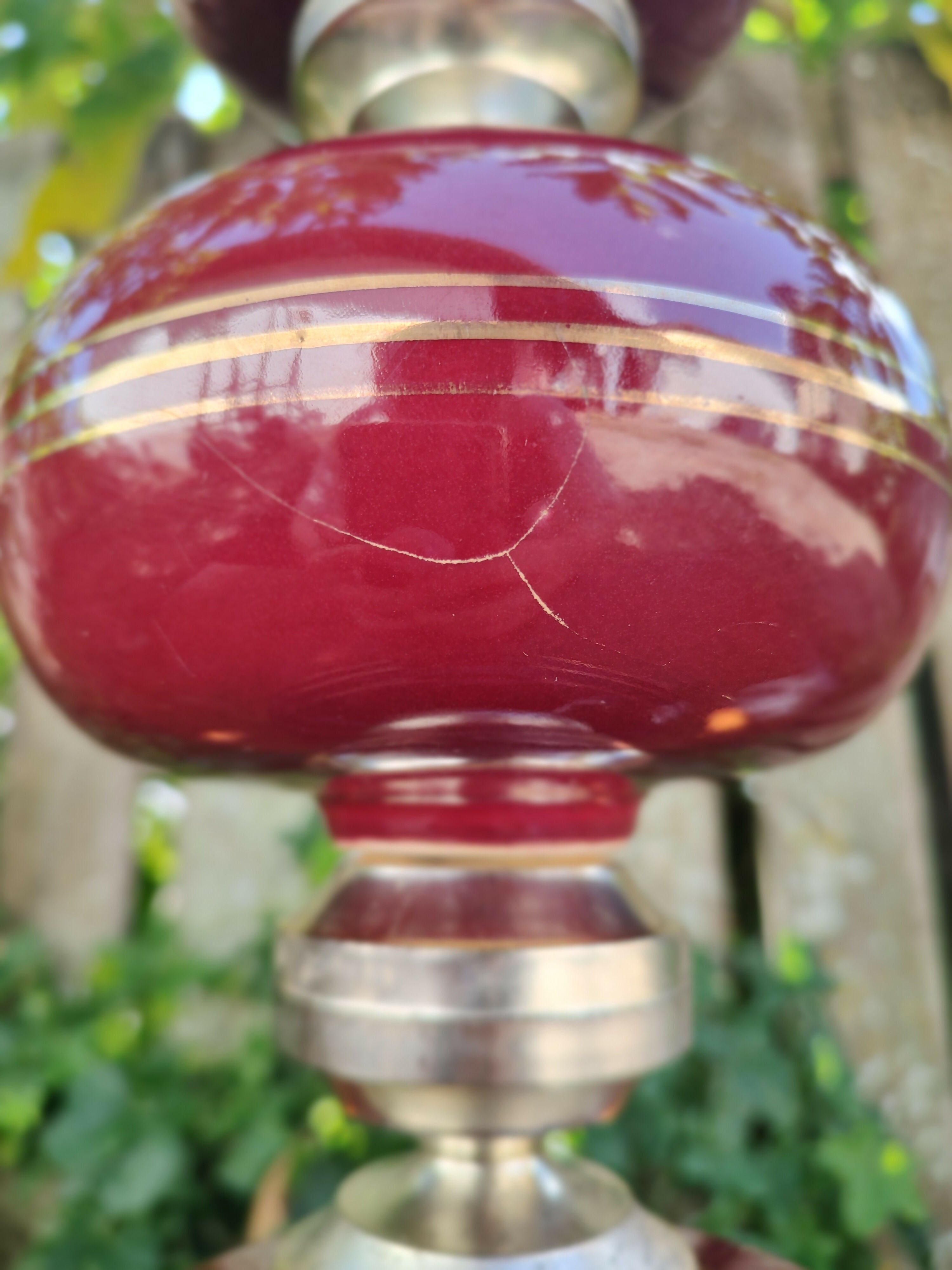 Antigo Abajur em porcelana cor de vinho com detalhes dourados