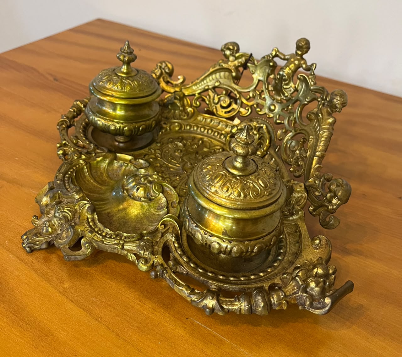 Tinteiro de Mesa Duplo Ornamentado em Metal – 29 × 20 cm