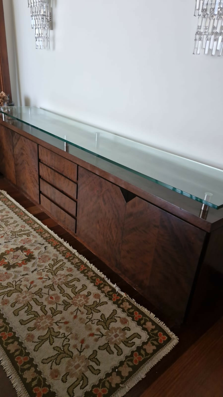 Buffet de madeira e vidro