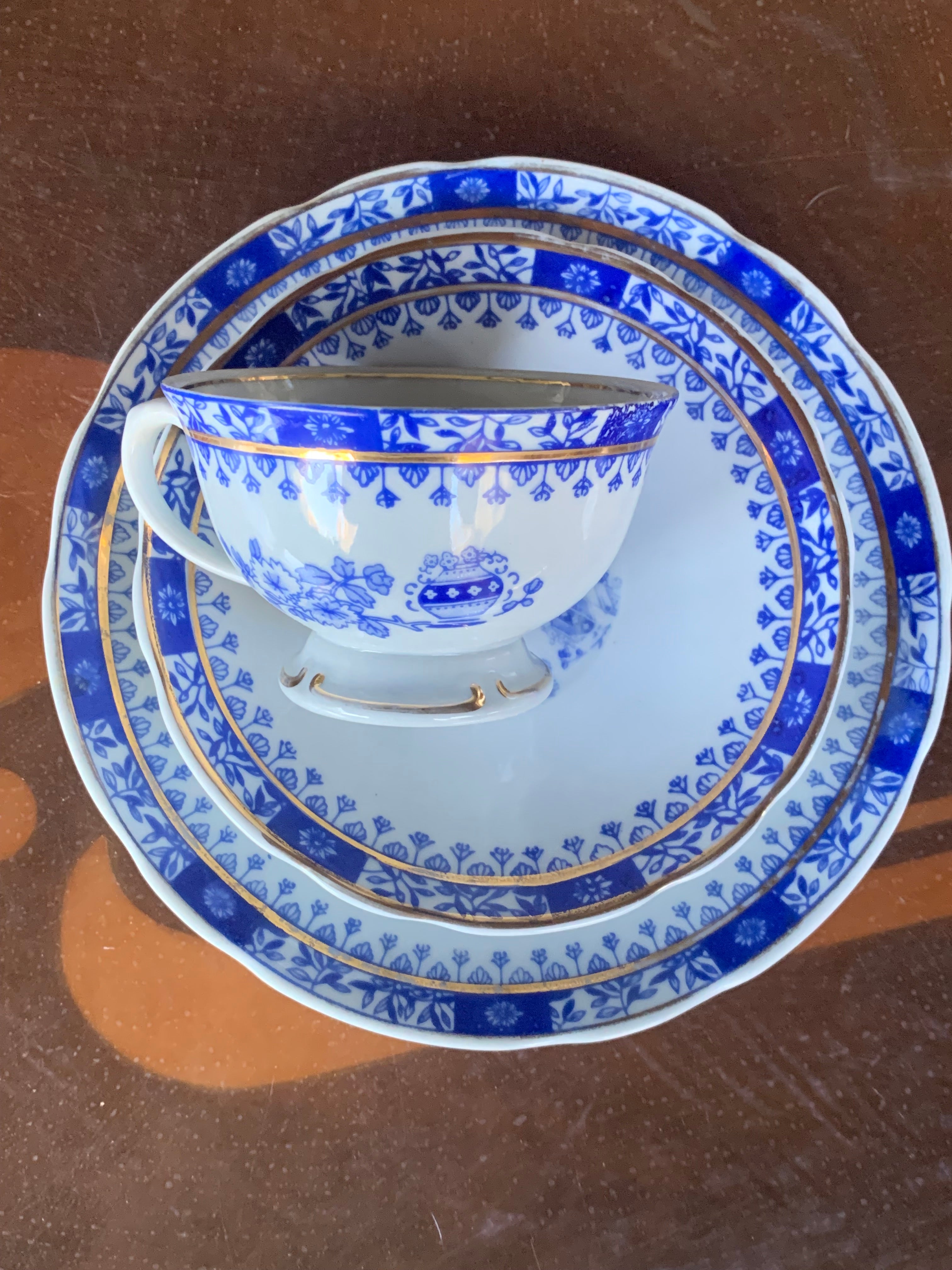 Lindo e antigo trio de chá em porcelana Real em tom azul cobalto com flores e filete dourado 