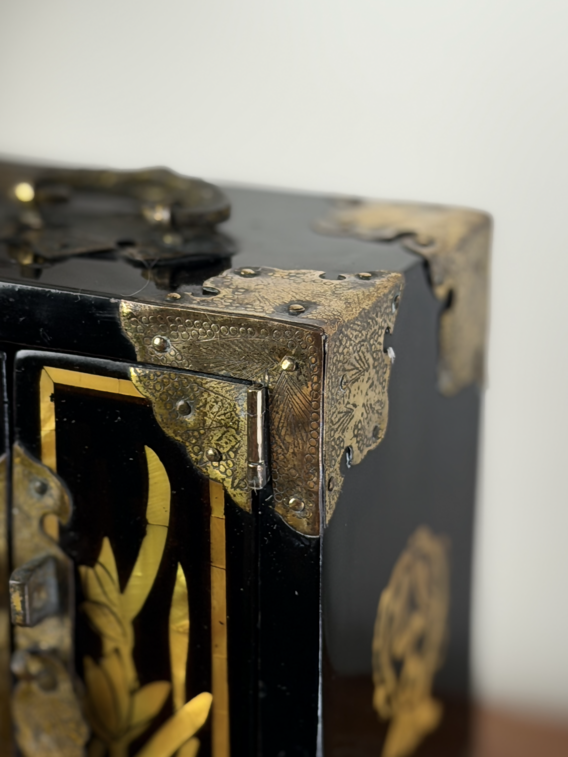 Antigo porta jóia chinês - Item Raro e Histórico! Laca, Madrepérola, Latão e Seda! Anos 60 - Chinês - Trabalho Artesanal