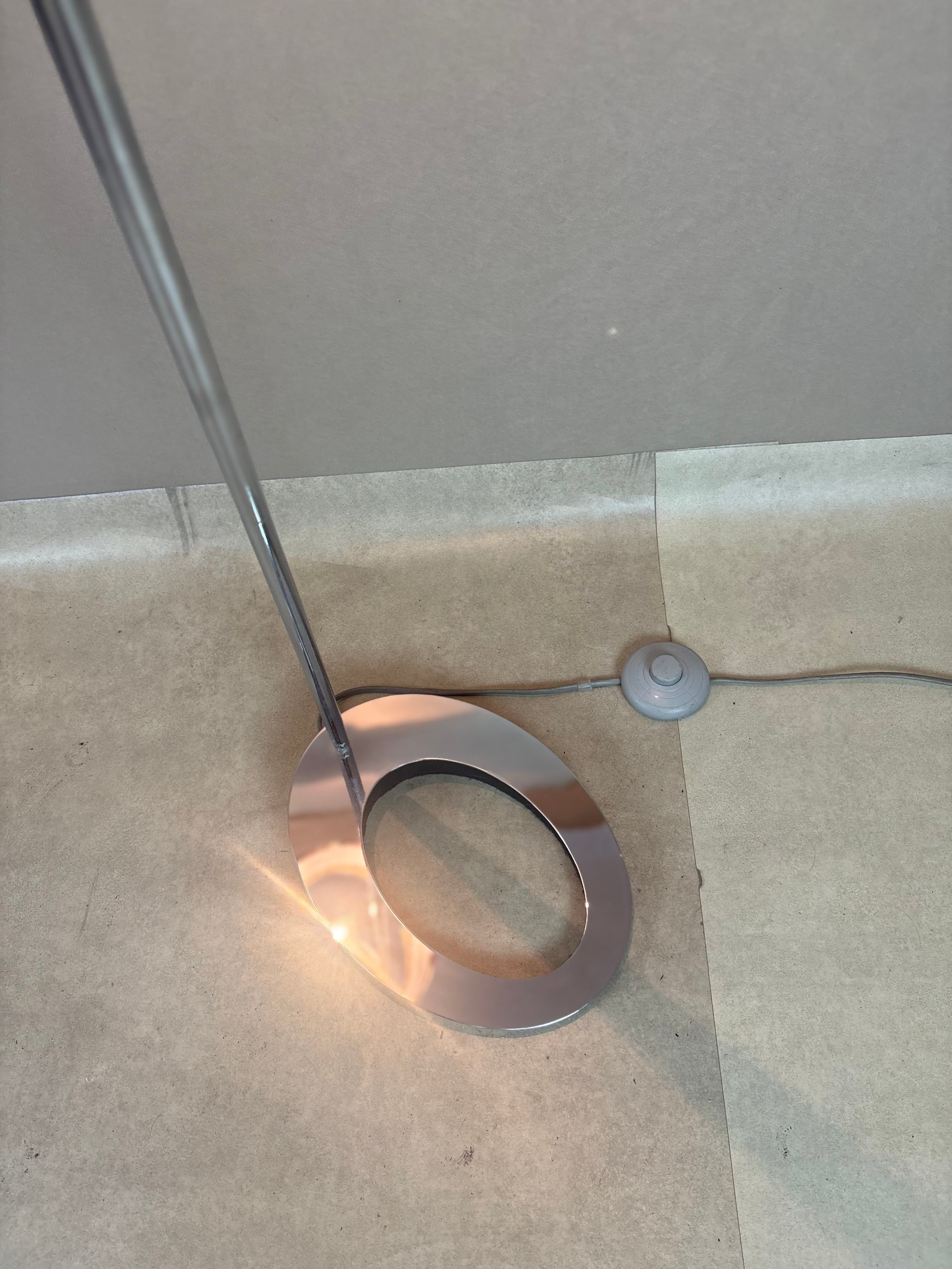 Luminária de piso cromada com cúpula listrada em vermelho e branco 