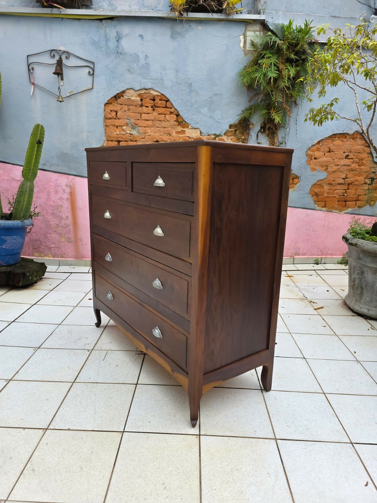 Cômoda de fazenda em imbuia maciça, possui 5 gavetas com puxadores concha.