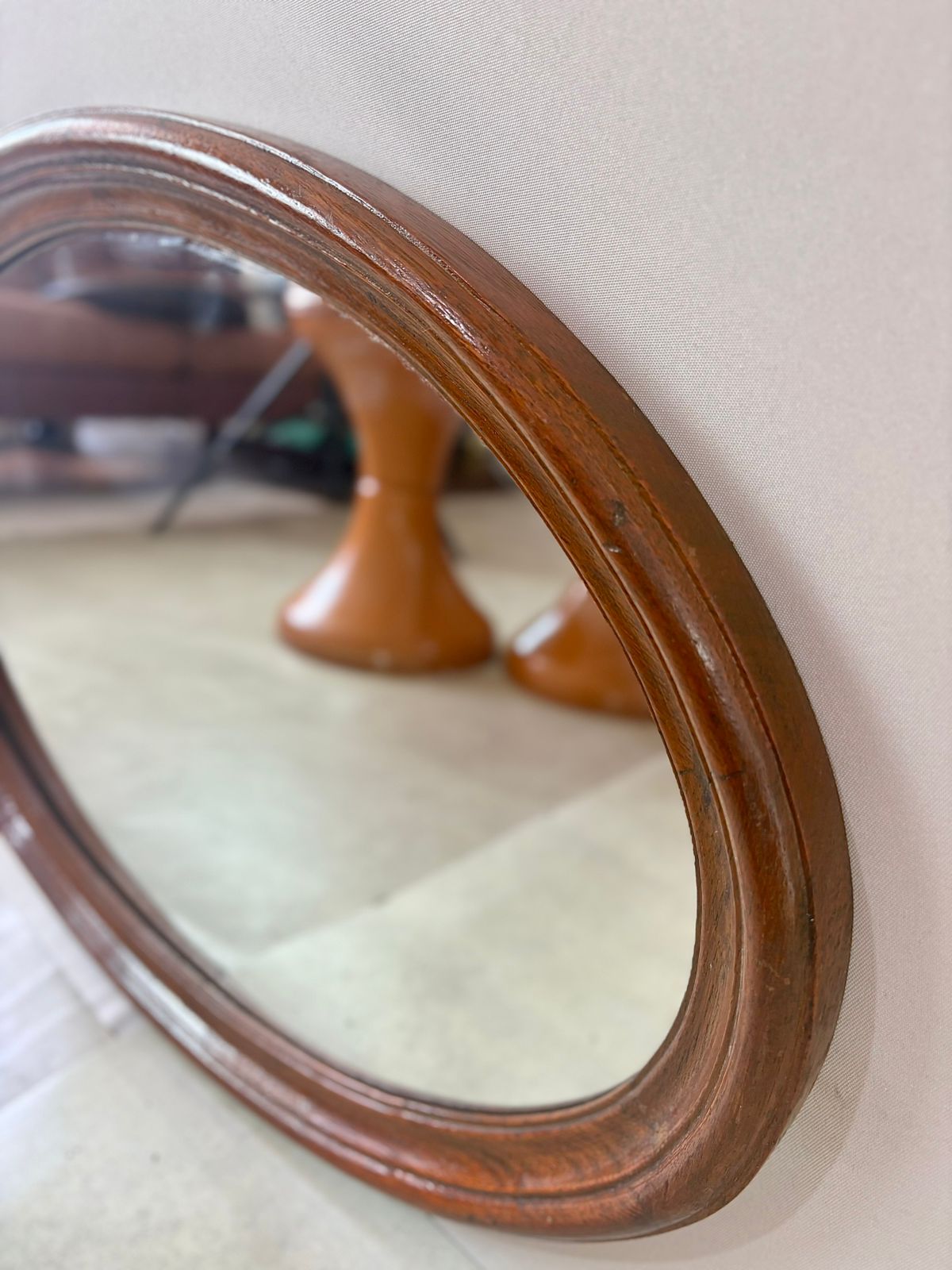 Espelho oval em Cerejeira 60’s