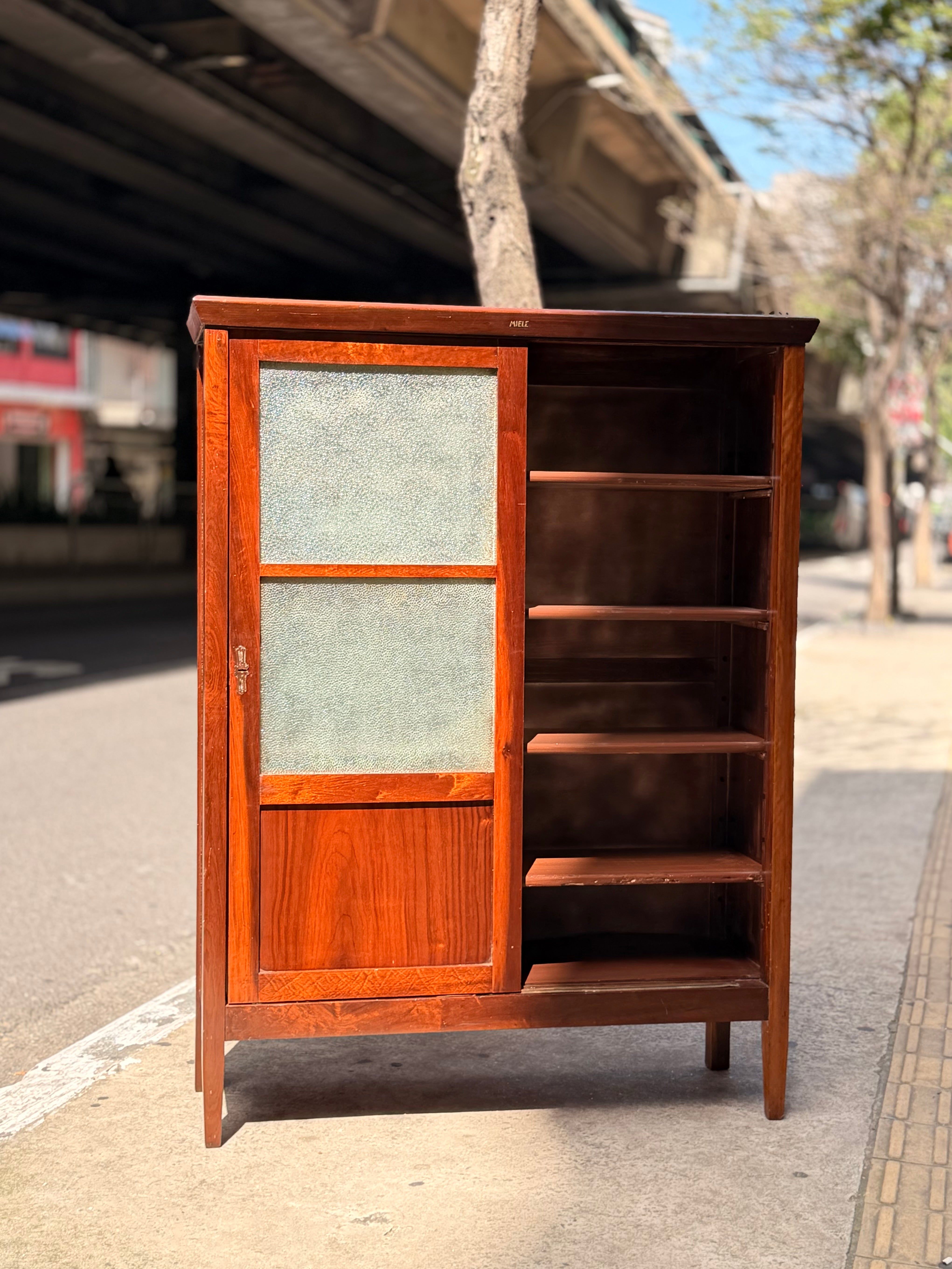 Armário Livreiro/Estante Miele com duas portas de correr