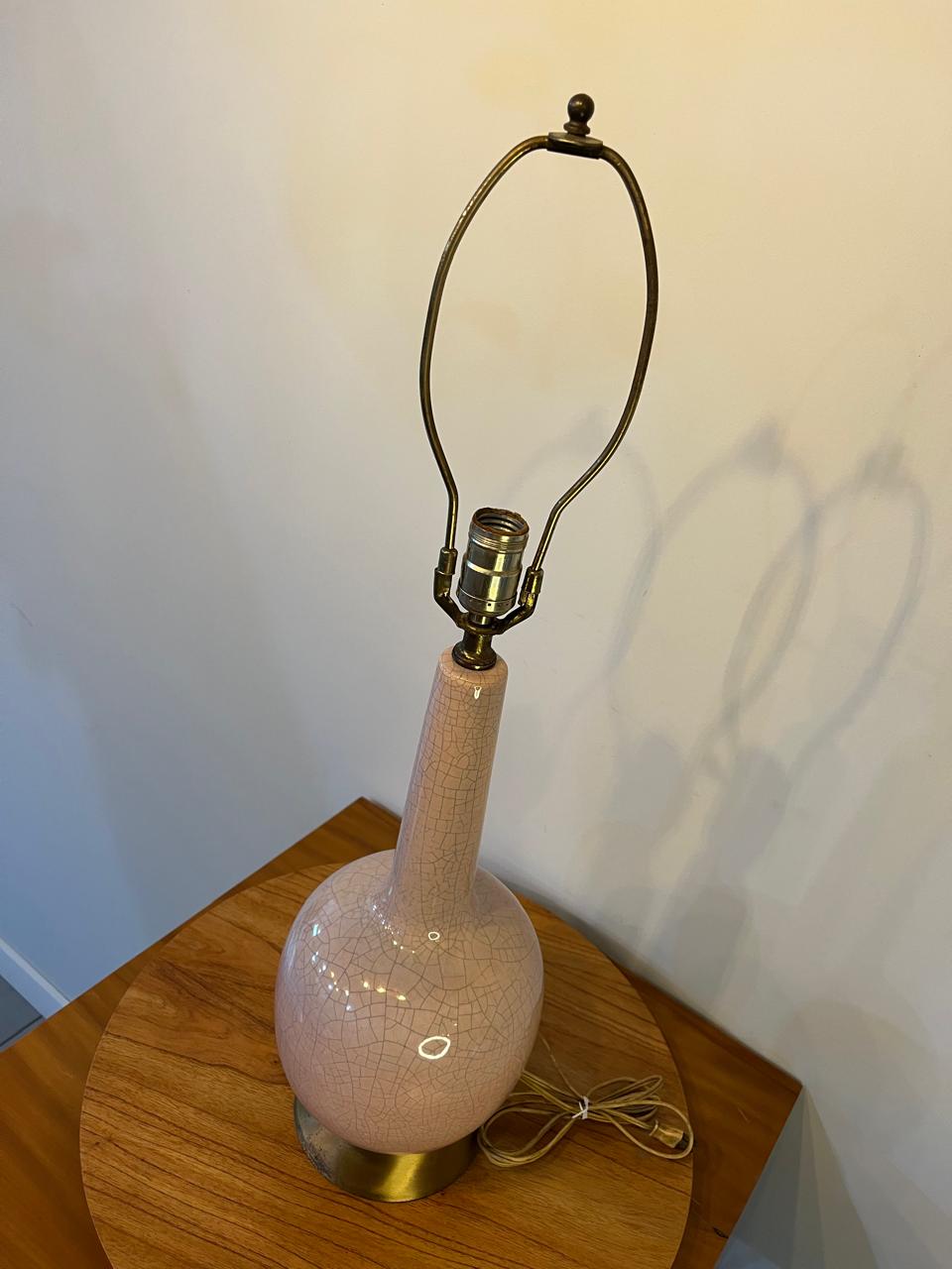 Abajur Vintage em Cerâmica Rosa Craquelada com Base Metálica – 74 cm