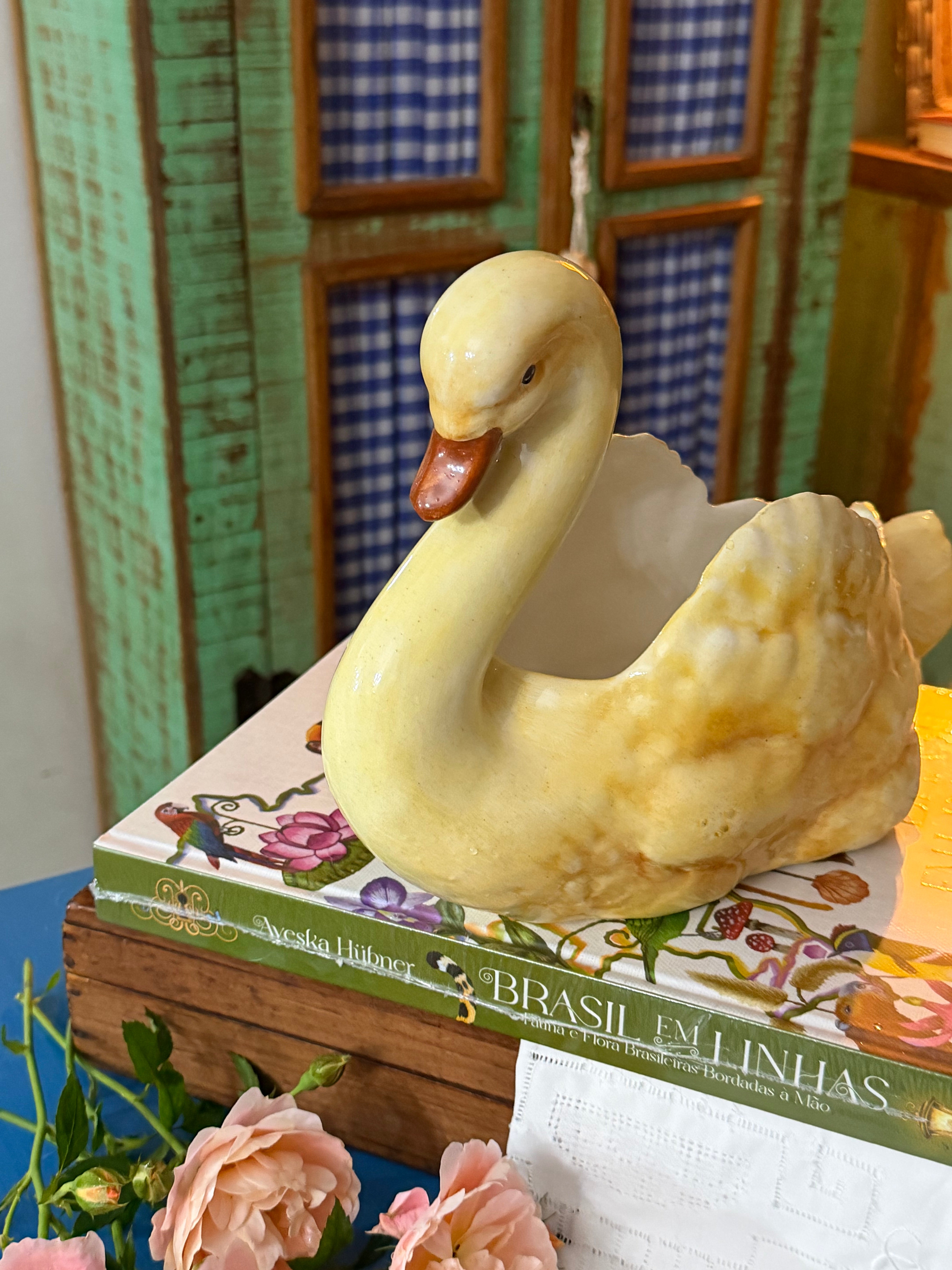 Maravilhosa e espetacular floreira antiga em porcelana Mauá - em formato de cisne